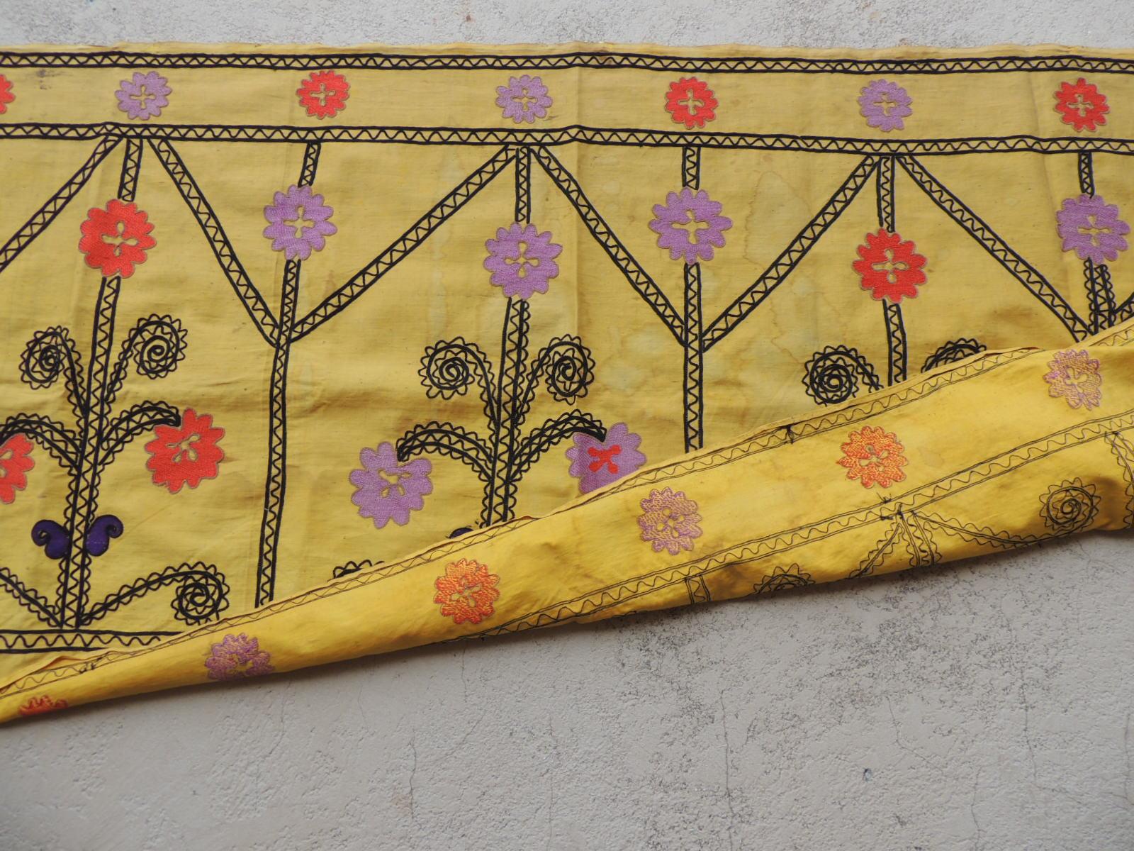 Vintage Gelb und Schwarz Stickerei Suzani Textil Panel (Maurisch)