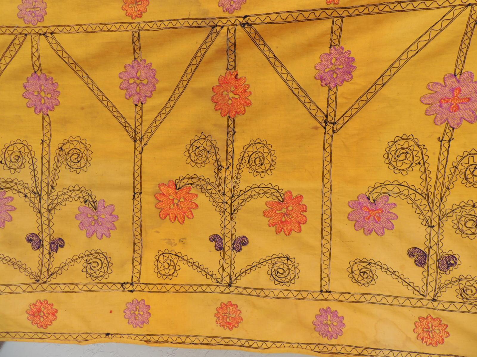 Vintage Gelb und Schwarz Stickerei Suzani Textil Panel (Usbekisch)