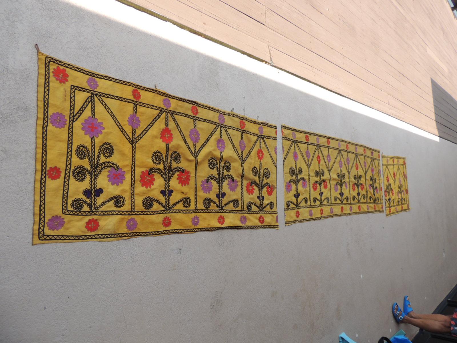Vintage Gelb und Schwarz Stickerei Suzani Textil Panel (Mitte des 20. Jahrhunderts)