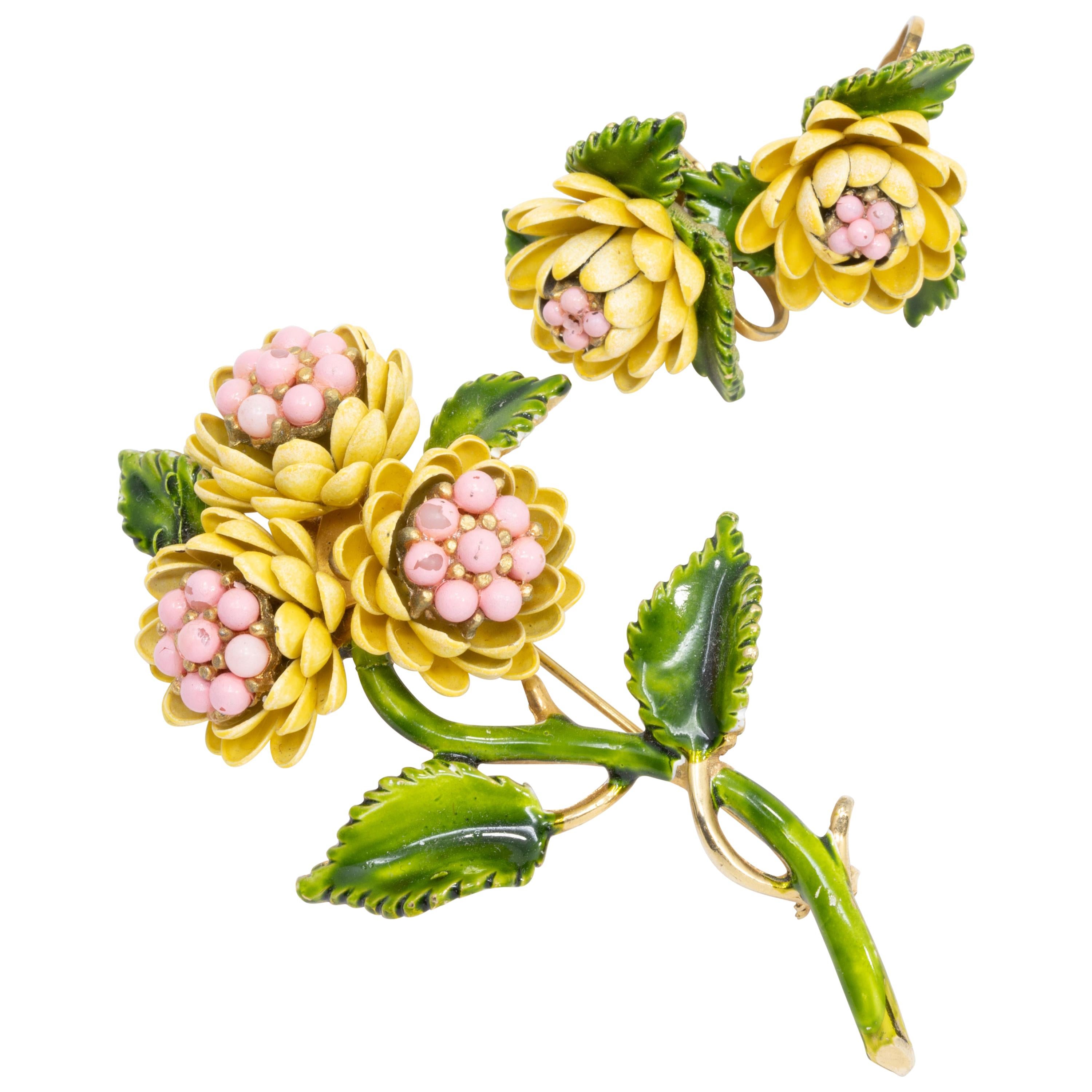 Gelbes und rosafarbenes, vergoldetes Blumen-Emaille-Set, Anstecknadel und Clip-Ohrringe