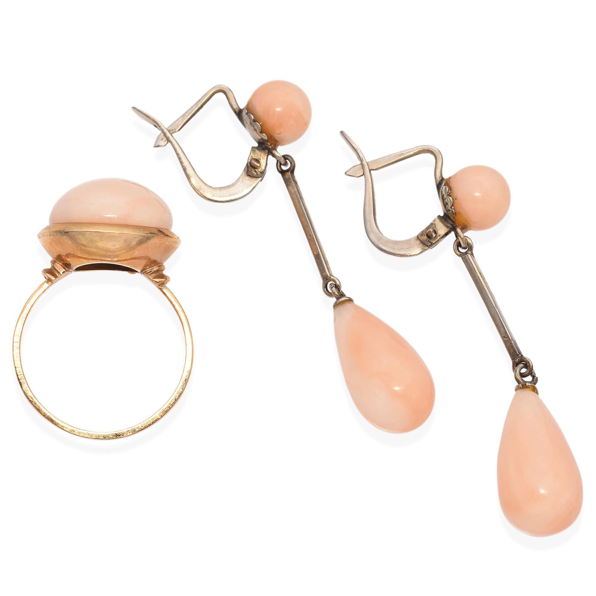 Questo set di anelli e orecchini vintage mette in mostra la bellezza morbida e delicata del corallo Angel Skin incastonato in un ricco oro giallo. Il corallo Angel Skin, apprezzato per la sua tonalità bianco-rosa, contrasta magnificamente con la