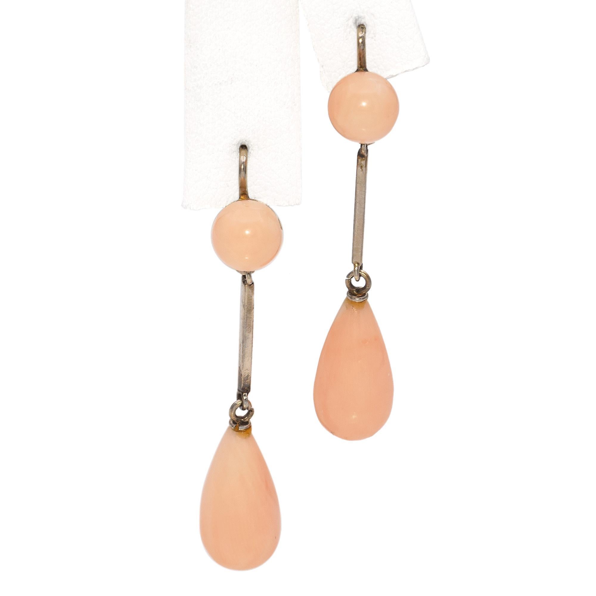Cabochon Set di orecchini e anelli in oro giallo e bianco d'epoca con corallo pelle d'angelo in vendita