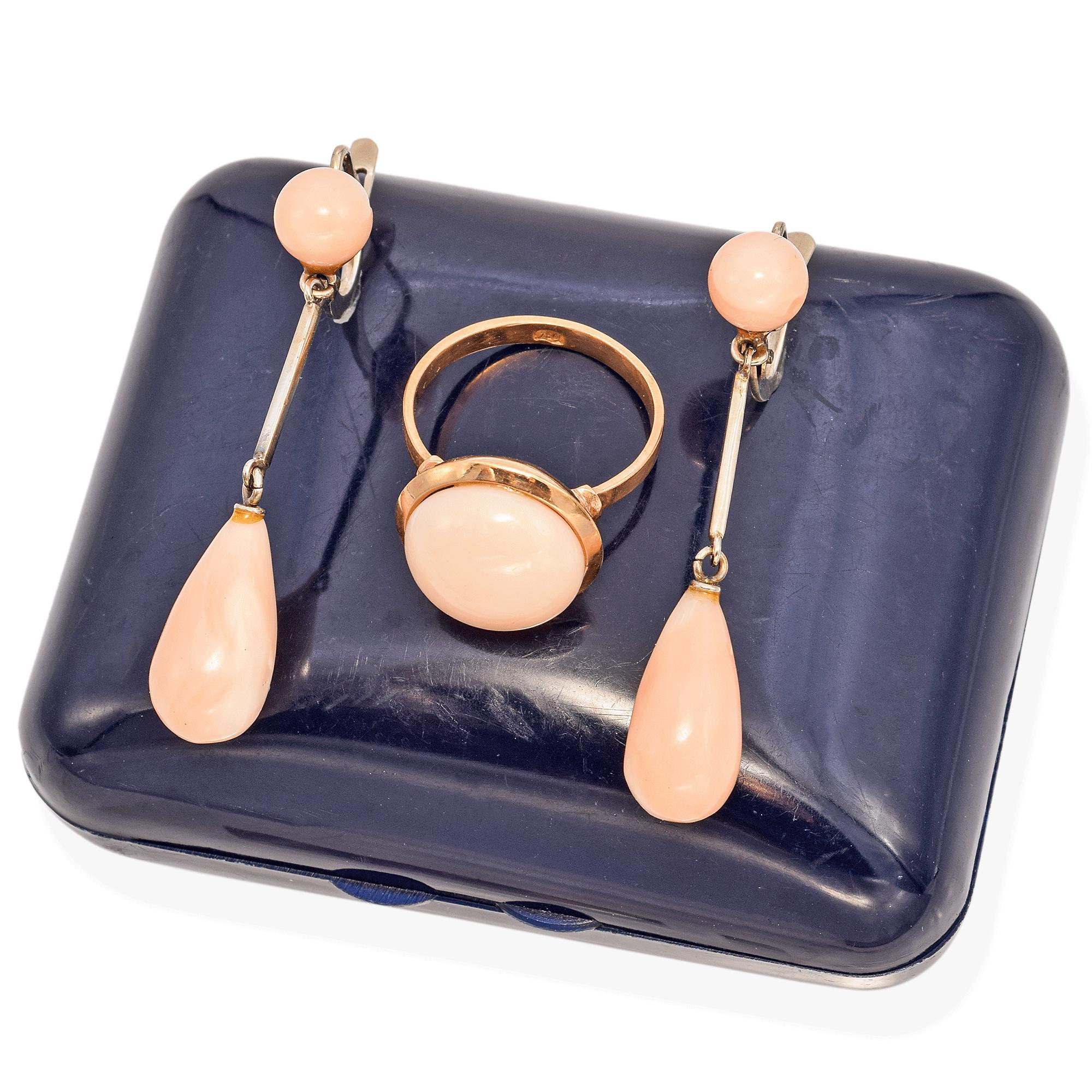 Set di orecchini e anelli in oro giallo e bianco d'epoca con corallo pelle d'angelo in vendita 1