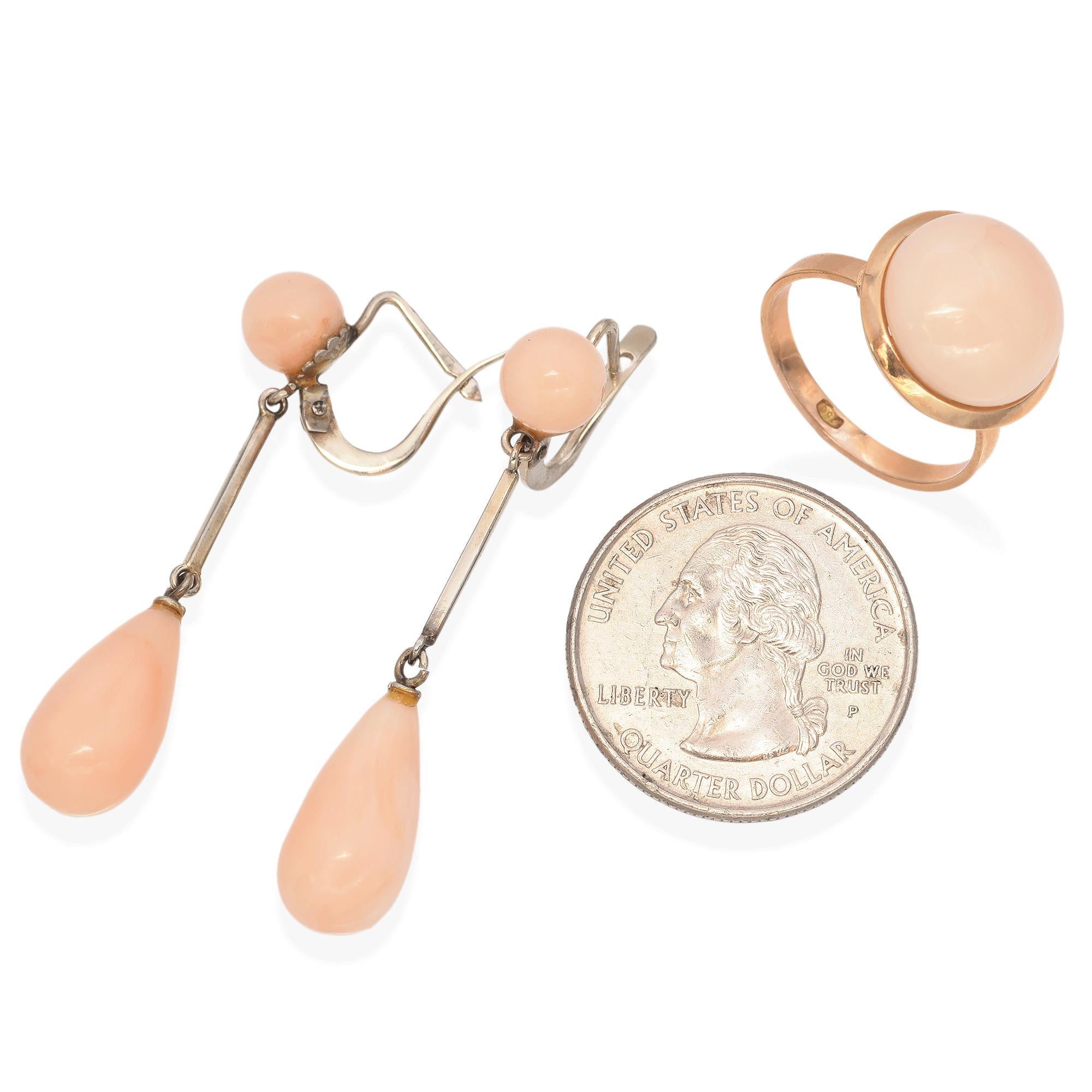 Set di orecchini e anelli in oro giallo e bianco d'epoca con corallo pelle d'angelo in vendita 2