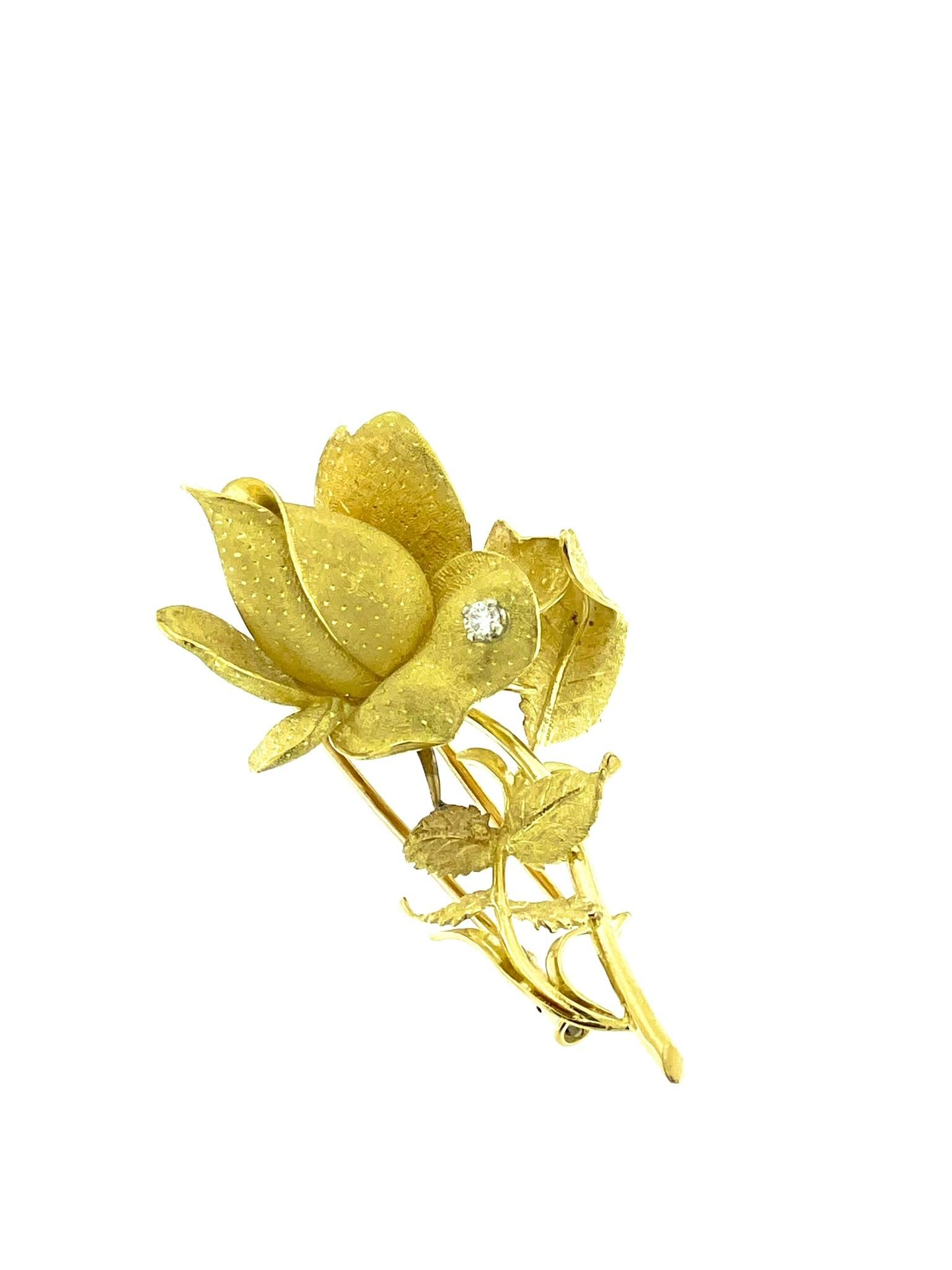 Vintage Yellow and White Gold Brooche Rose Flower Design with Diamond In Good Condition For Sale In Esch-Sur-Alzette, LU