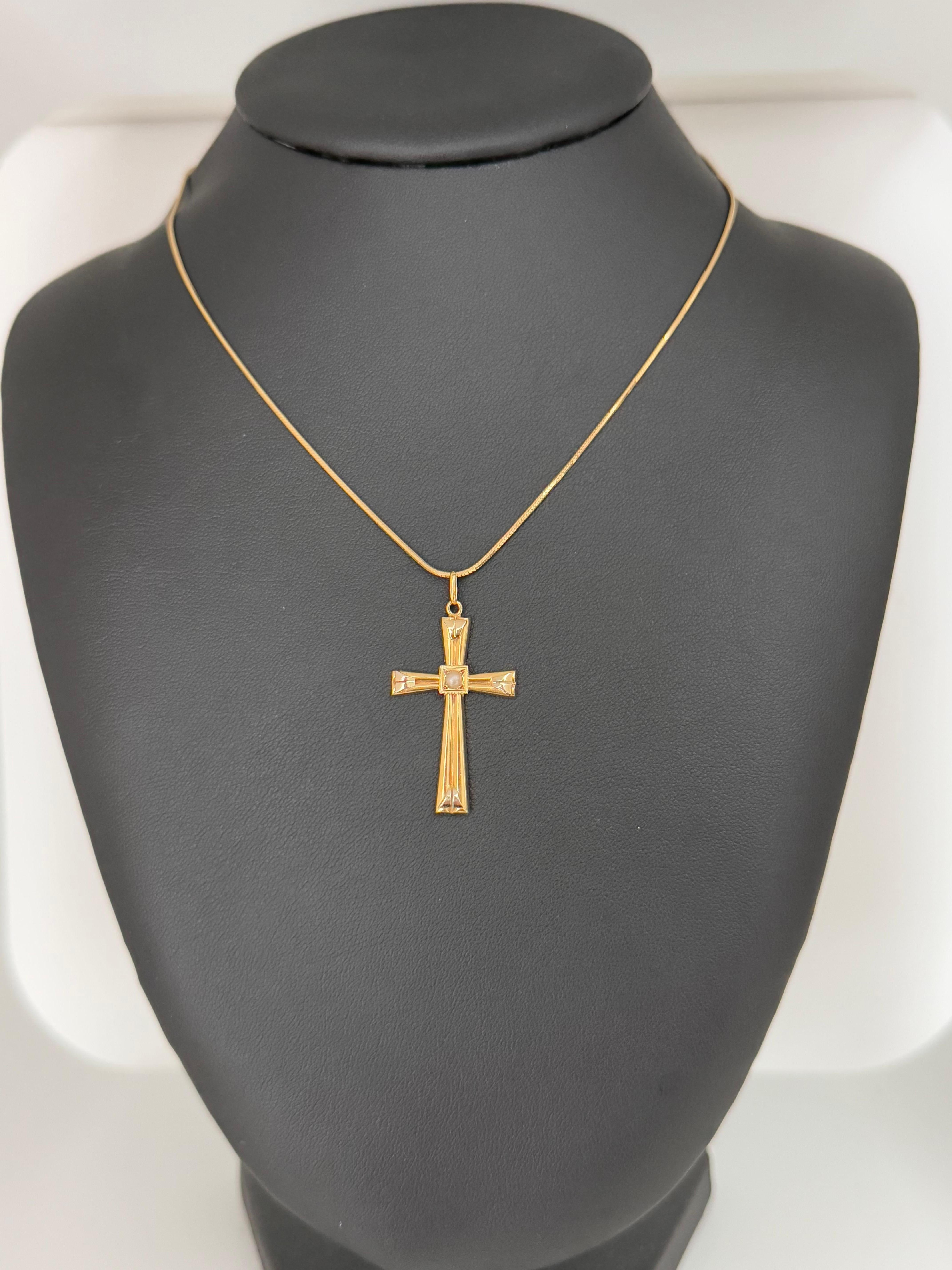 Le pendentif Vintage French Cross est une pièce magnifiquement fabriquée, mettant en valeur une élégance intemporelle et des détails exquis. Fabriquée en or jaune et blanc 18 carats, cette croix est ornée d'une perle lumineuse sertie au centre,