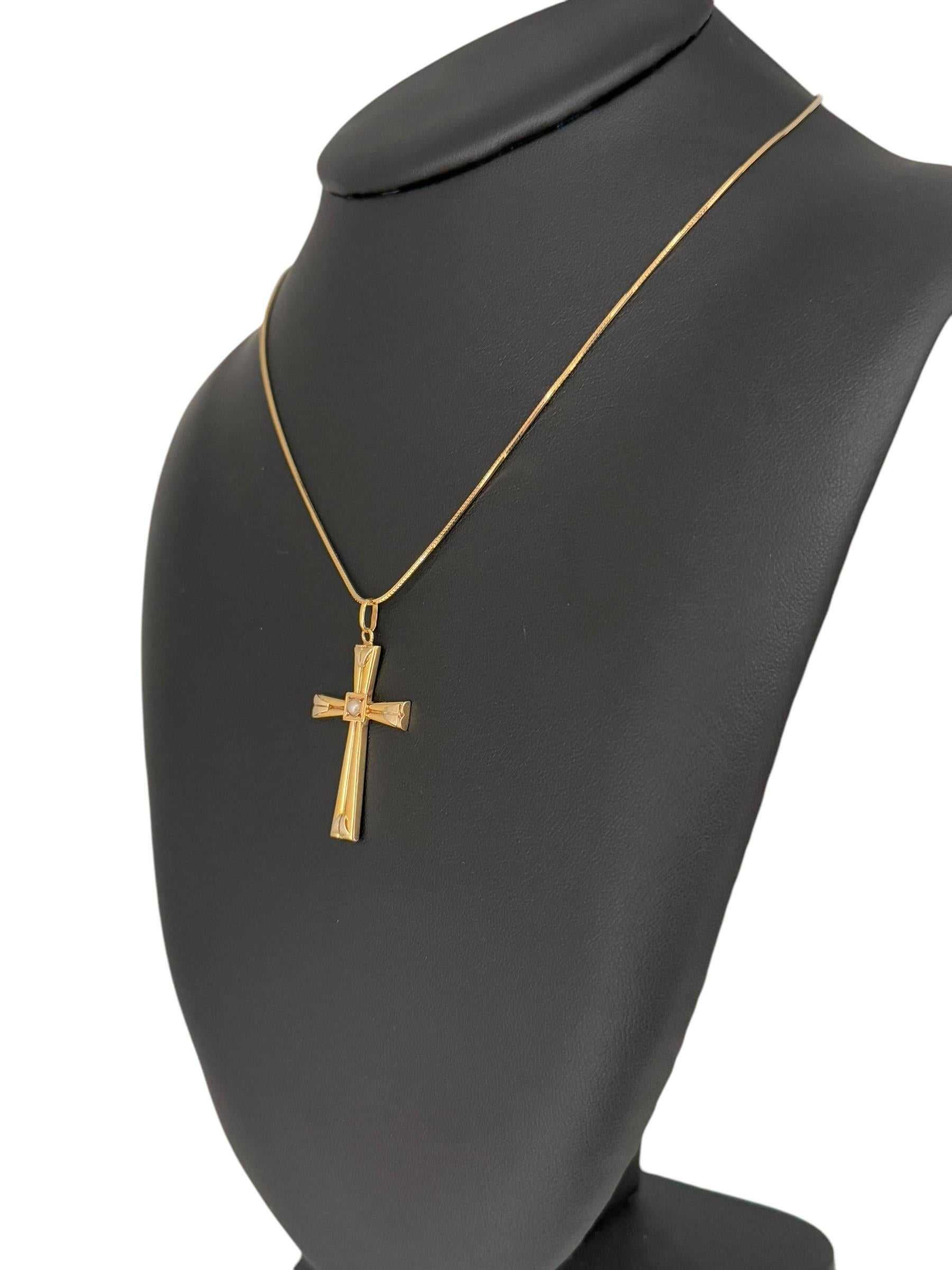 Croix vintage en or jaune et blanc avec perles Unisexe en vente
