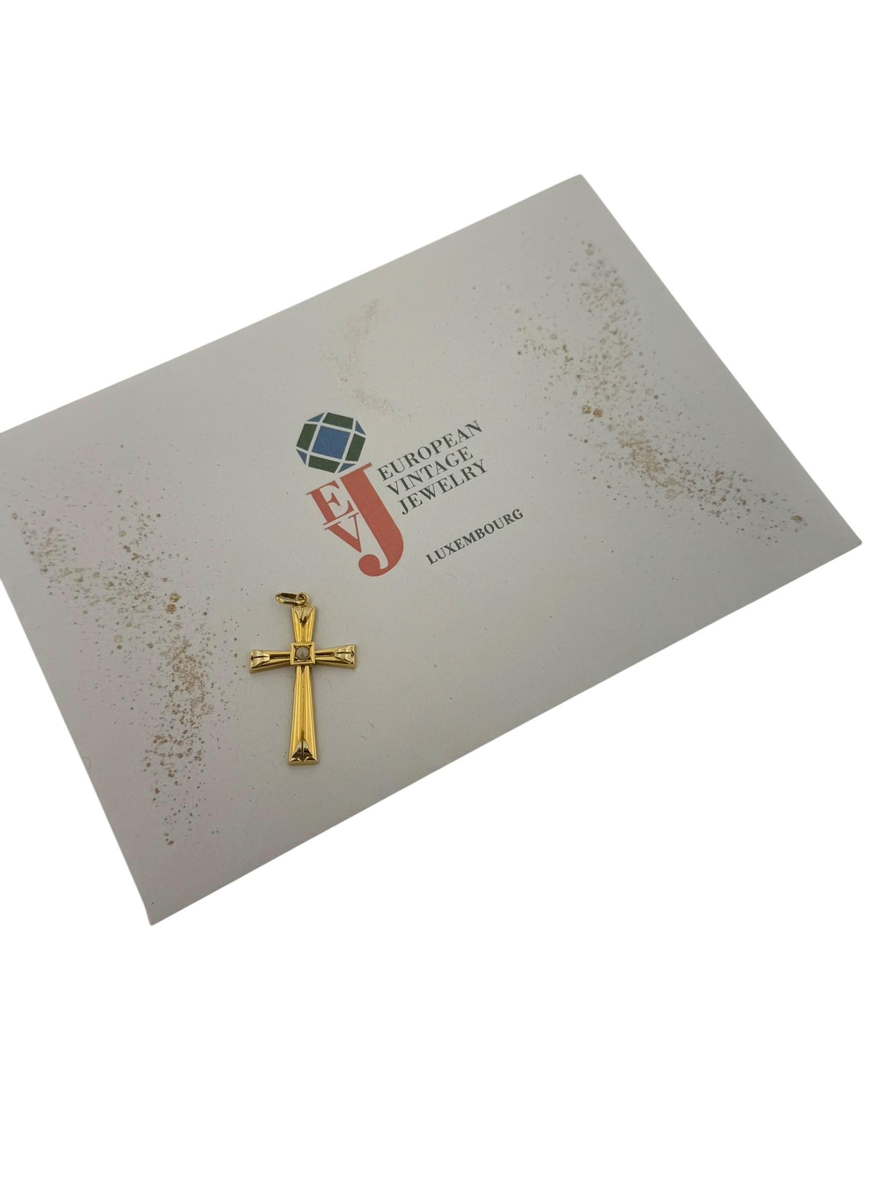Croix vintage en or jaune et blanc avec perles en vente 1