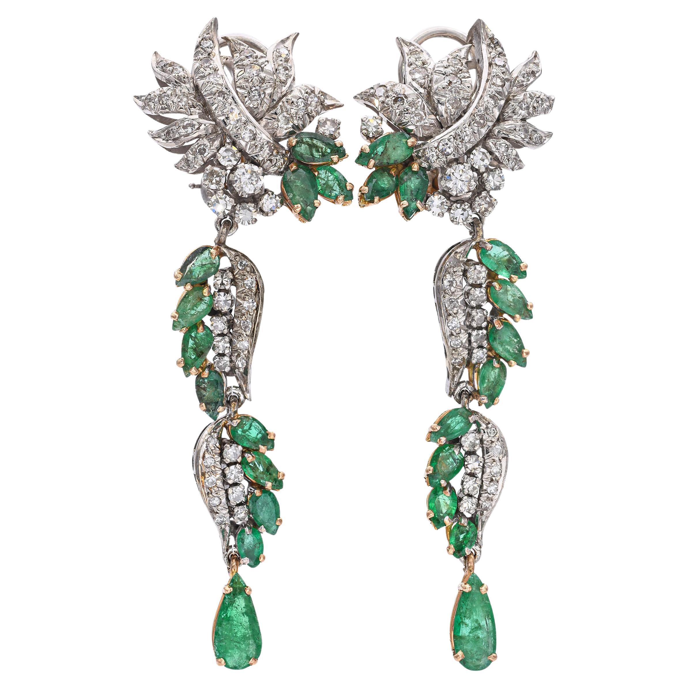 Boucles d'oreilles pendantes vintage en or jaune et blanc avec diamants et émeraudes
