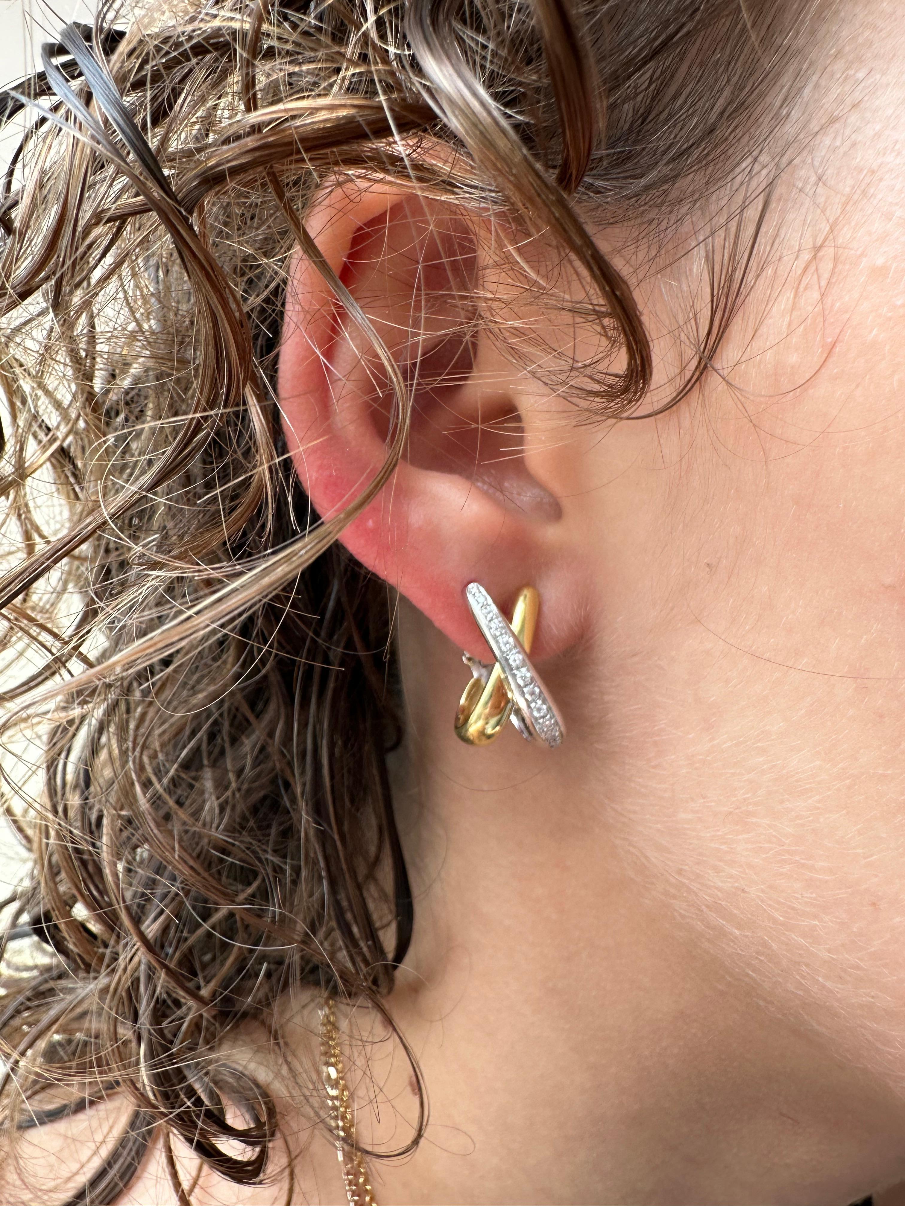 Estos Pendientes Vintage de Oro Amarillo y Blanco son un refinado ejemplo de elegancia clásica, elaborados en oro amarillo y blanco de 18 quilates. Inspirado en el icónico estilo de Mauboussin, el diseño presenta una armoniosa interacción de