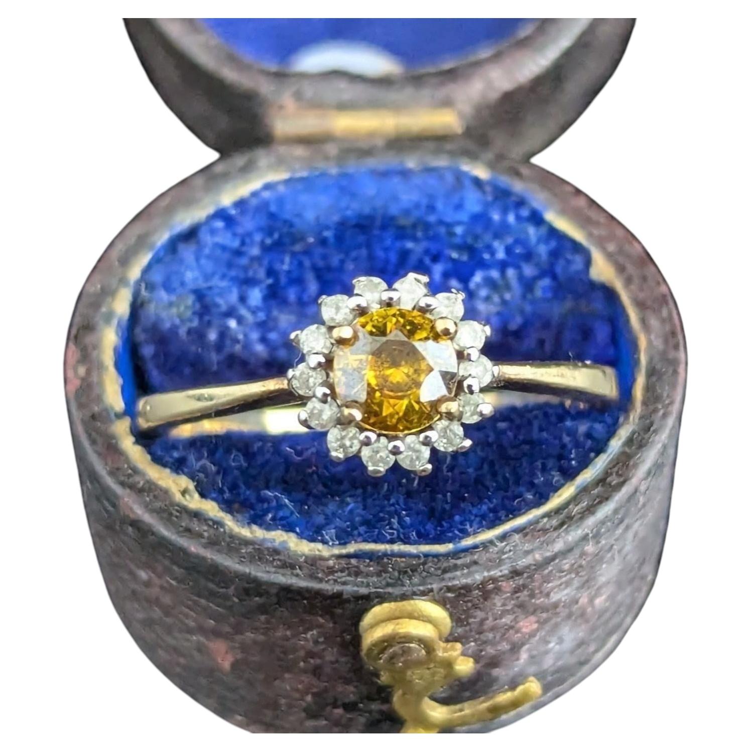 Anello vintage a grappolo con zircone giallo e bianco, oro 9k in vendita