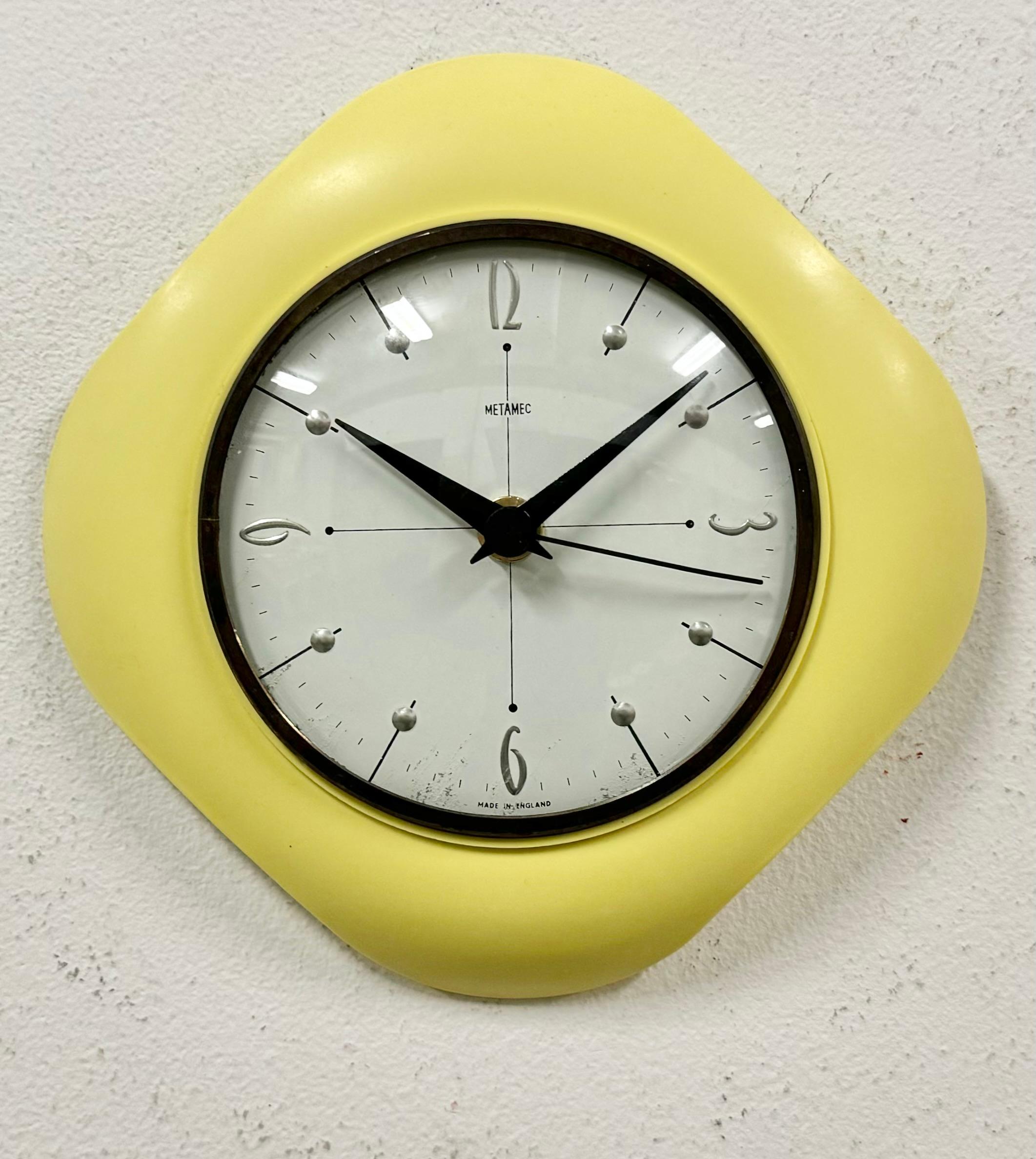 Industriel Horloge murale jaune de Metamec, 1970 en vente