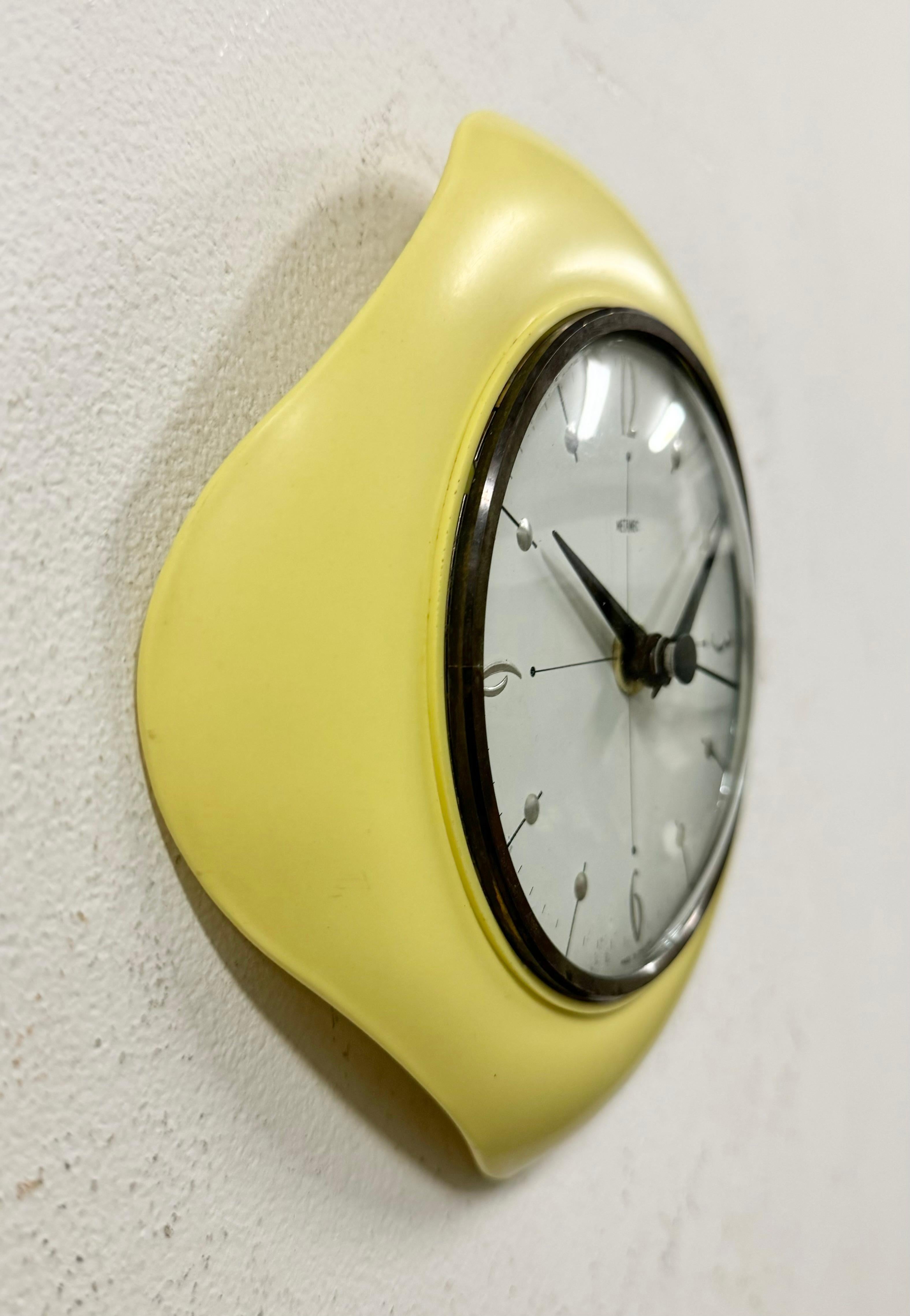 Vintage Yellow Bakelite Wall Clock from Metamec, 1970s In Good Condition For Sale In Kojetice, CZ