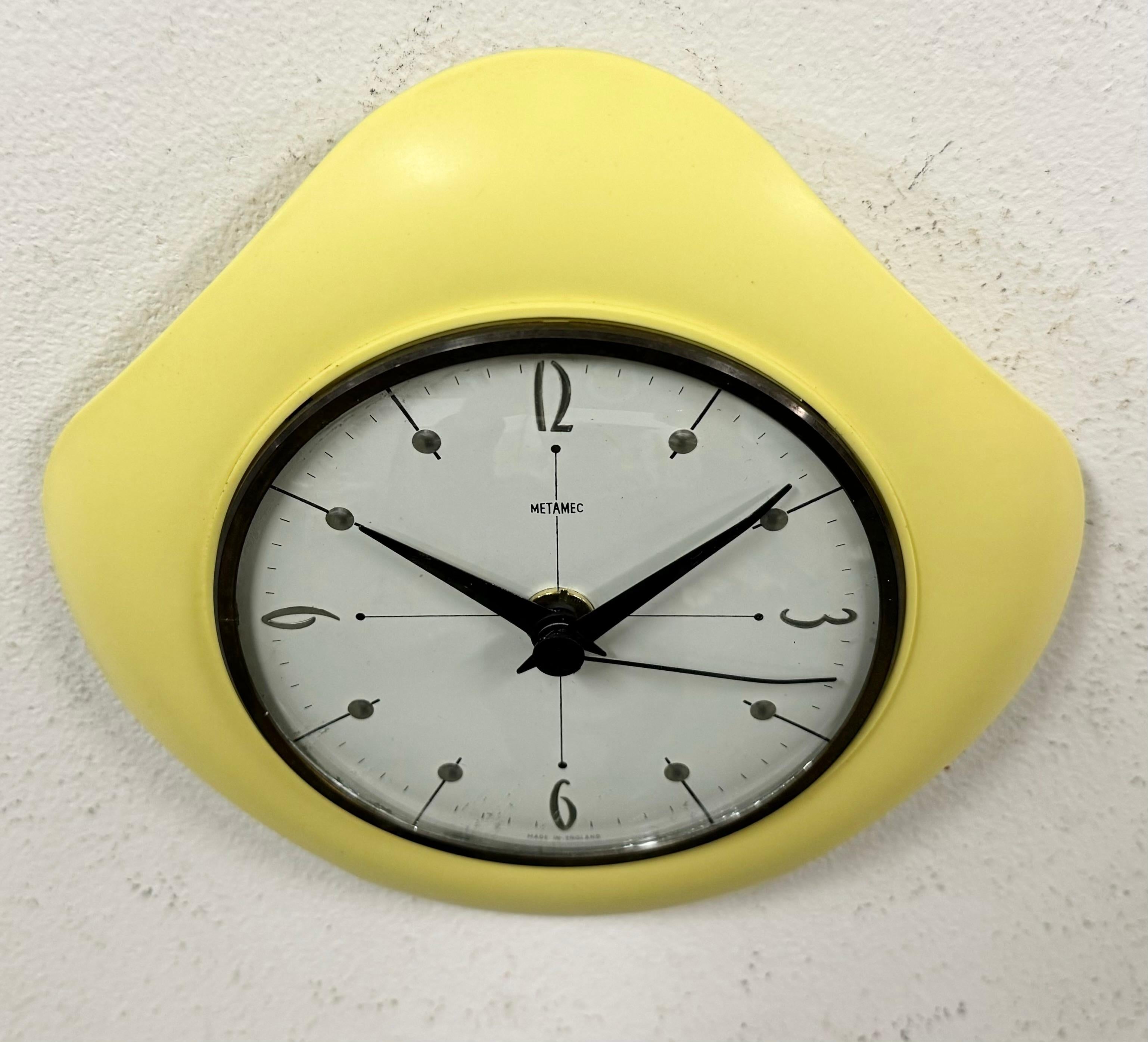 Fin du 20e siècle Horloge murale jaune de Metamec, 1970 en vente