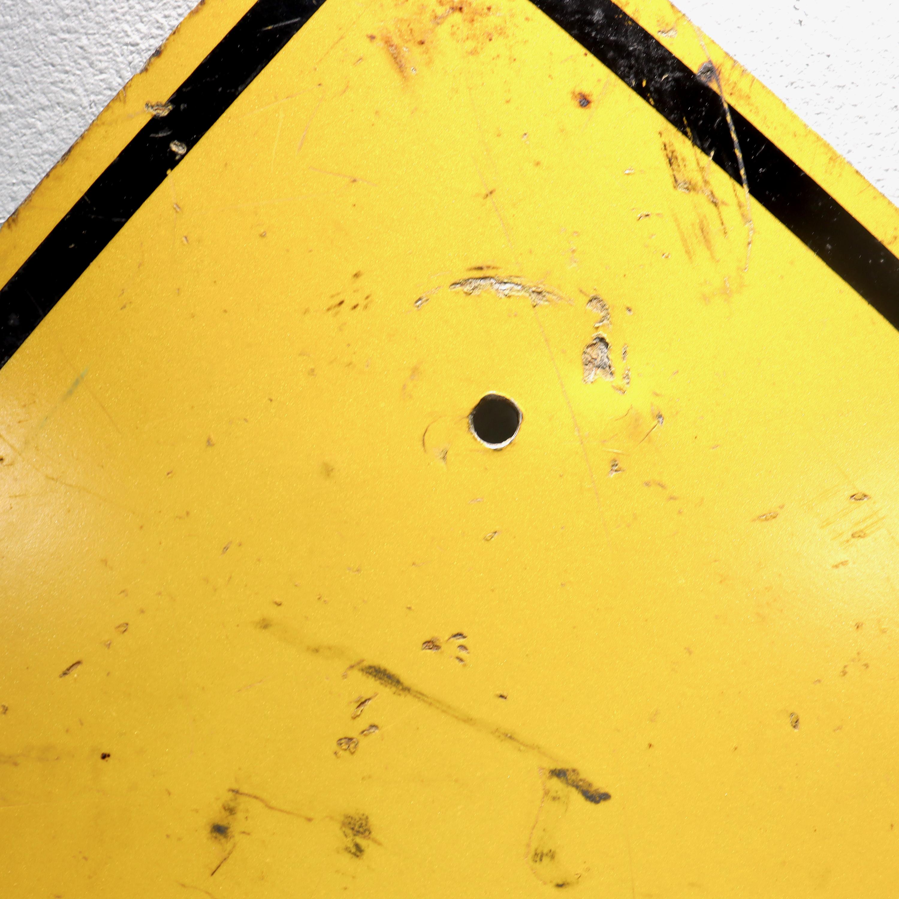 Inconnu Panneau de circulation ou de rue vintage en acier peint en jaune et noir 