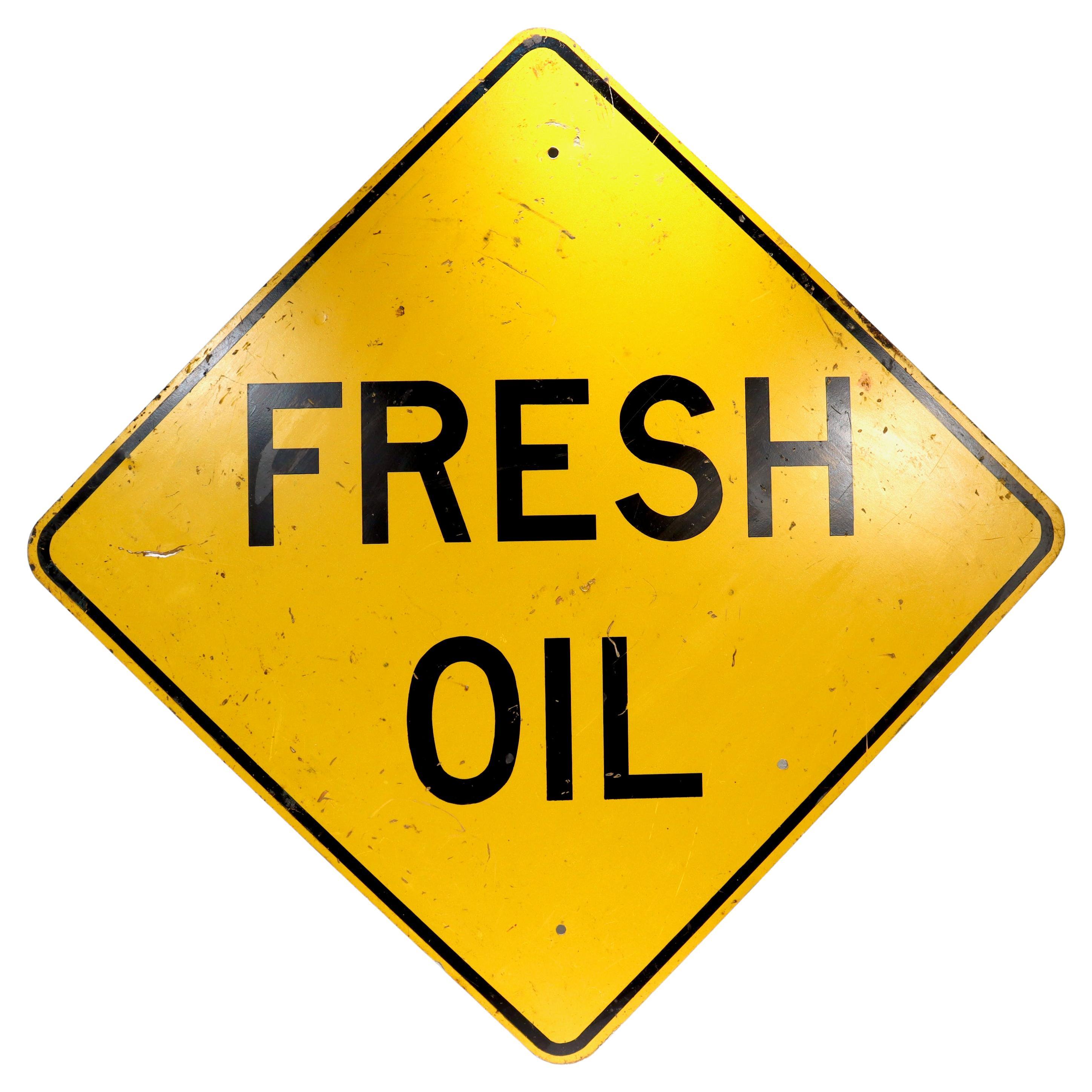 Panneau de circulation ou de rue vintage en acier peint en jaune et noir "FRESH OIL" en vente