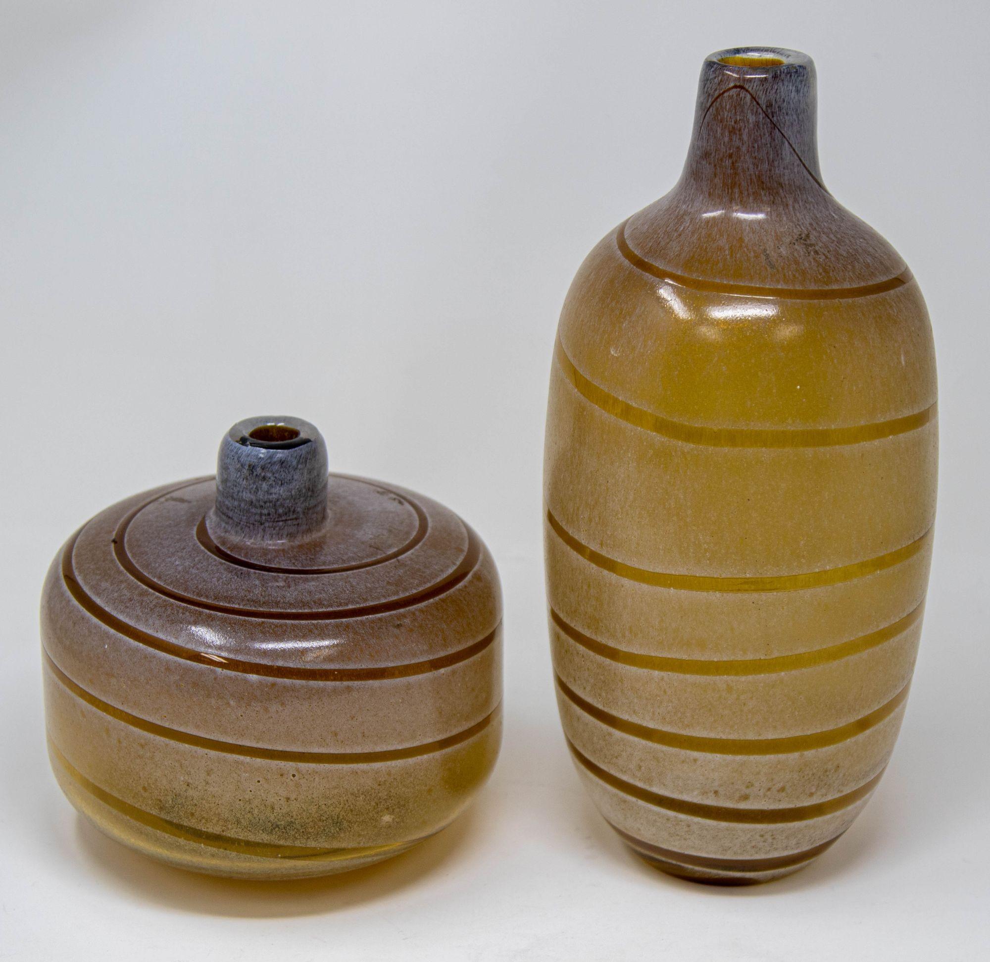 Set di vasi in vetro artistico soffiato giallo miele vintage.
Set pesante di bottiglie decorative o vasi da fiori.
Ottime condizioni con pontello ruvido, imperfezione sul pontello.
Dimensioni: vaso più piccolo 8 altezza x 7 pollici di
