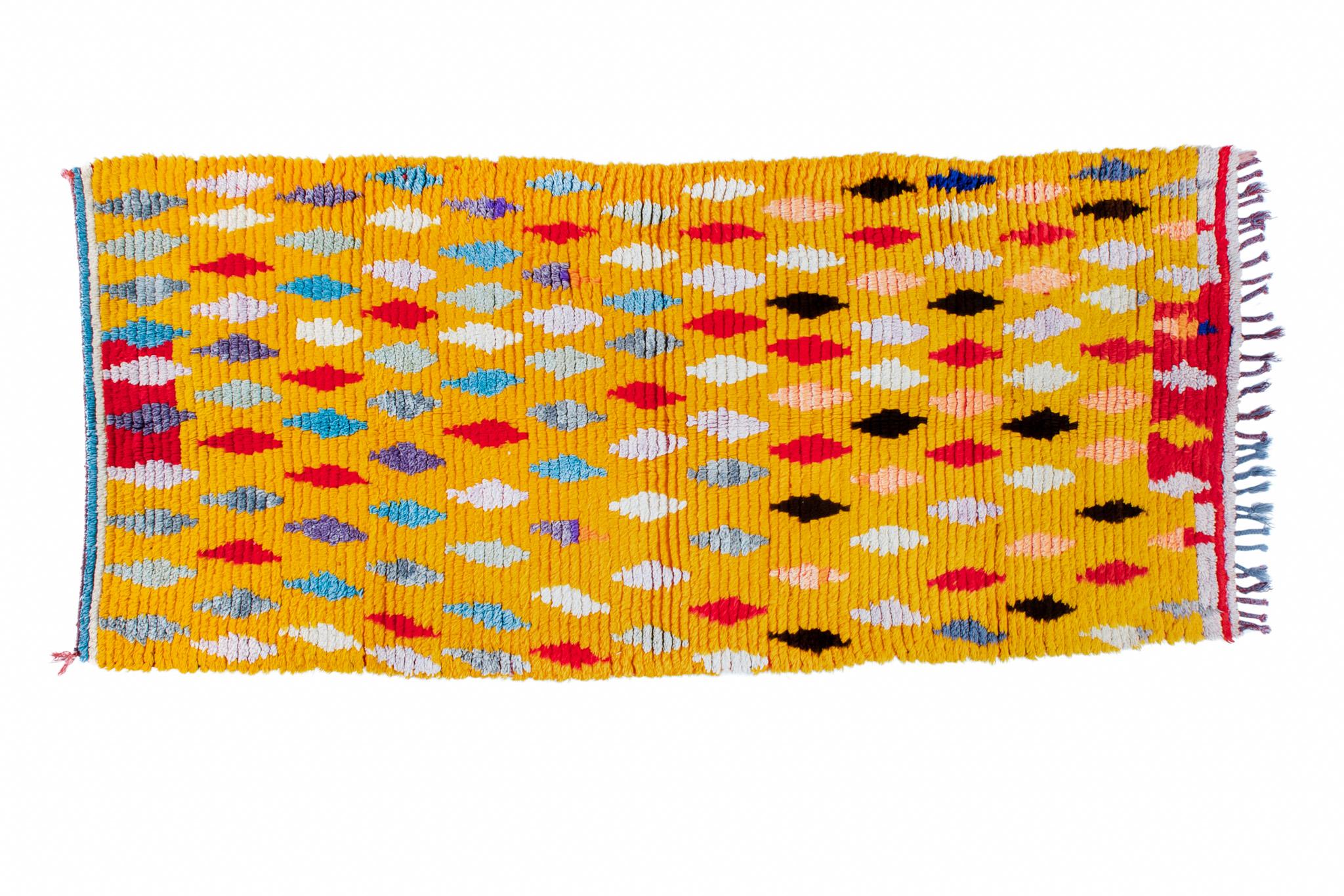 Boucharouite-Teppiche werden aus mehrfarbigen Stoffstücken hergestellt. Dies ist der authentischste recycelte Teppich, den Sie je gesehen haben! Die Abmessungen: 3,4'х8' / 249x104 cm.

Boucharouite - ist die alte manuelle Technik des Bindens und