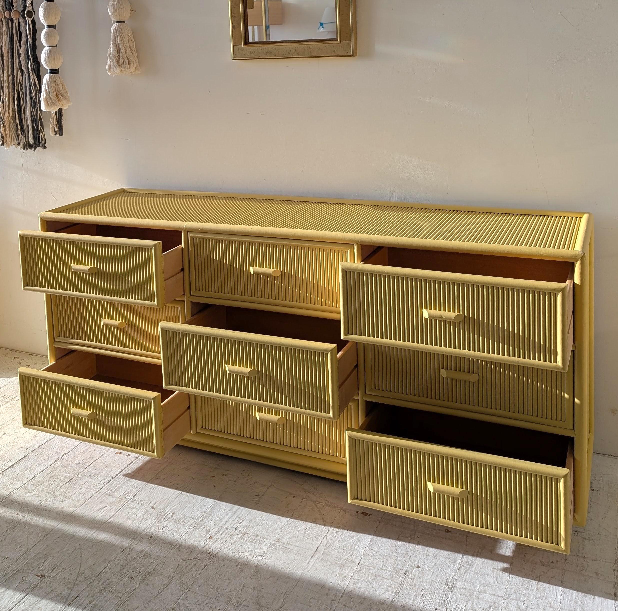 Vintage yellow cane & pencil reed sideboard with drawers / dresser, 1970s USA im Zustand „Gut“ im Angebot in Hastings, GB