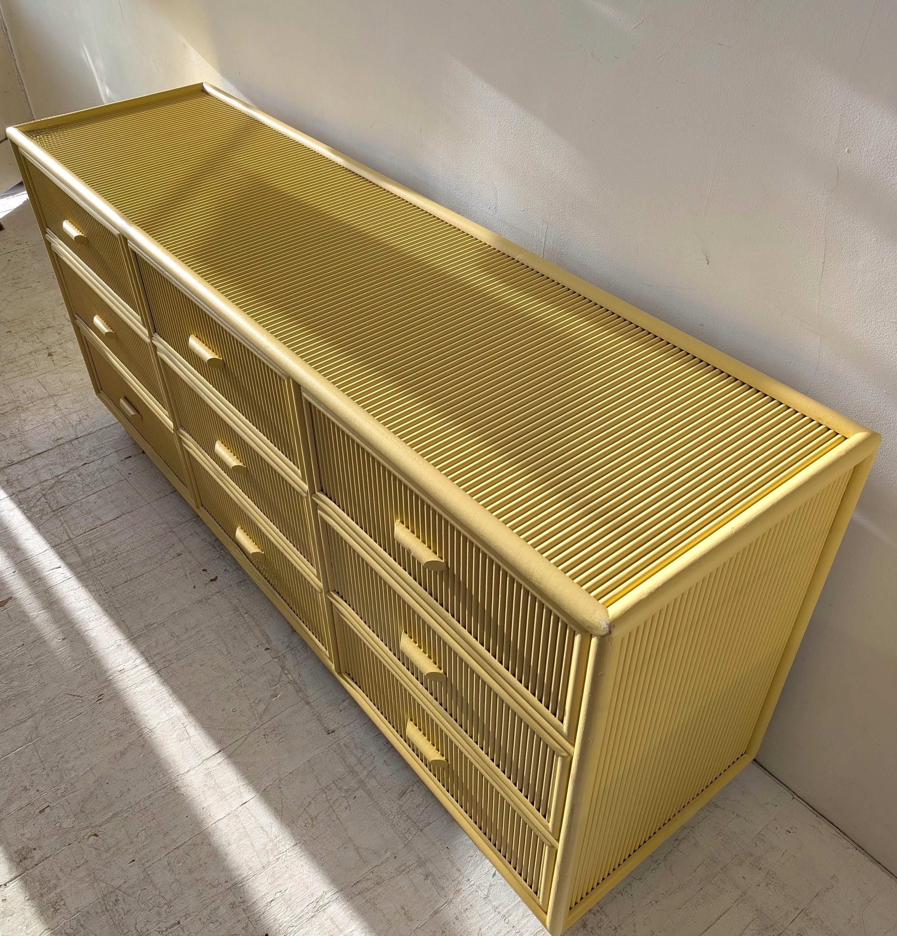 Vintage yellow cane & pencil reed sideboard with drawers / dresser, 1970s USA (20. Jahrhundert) im Angebot