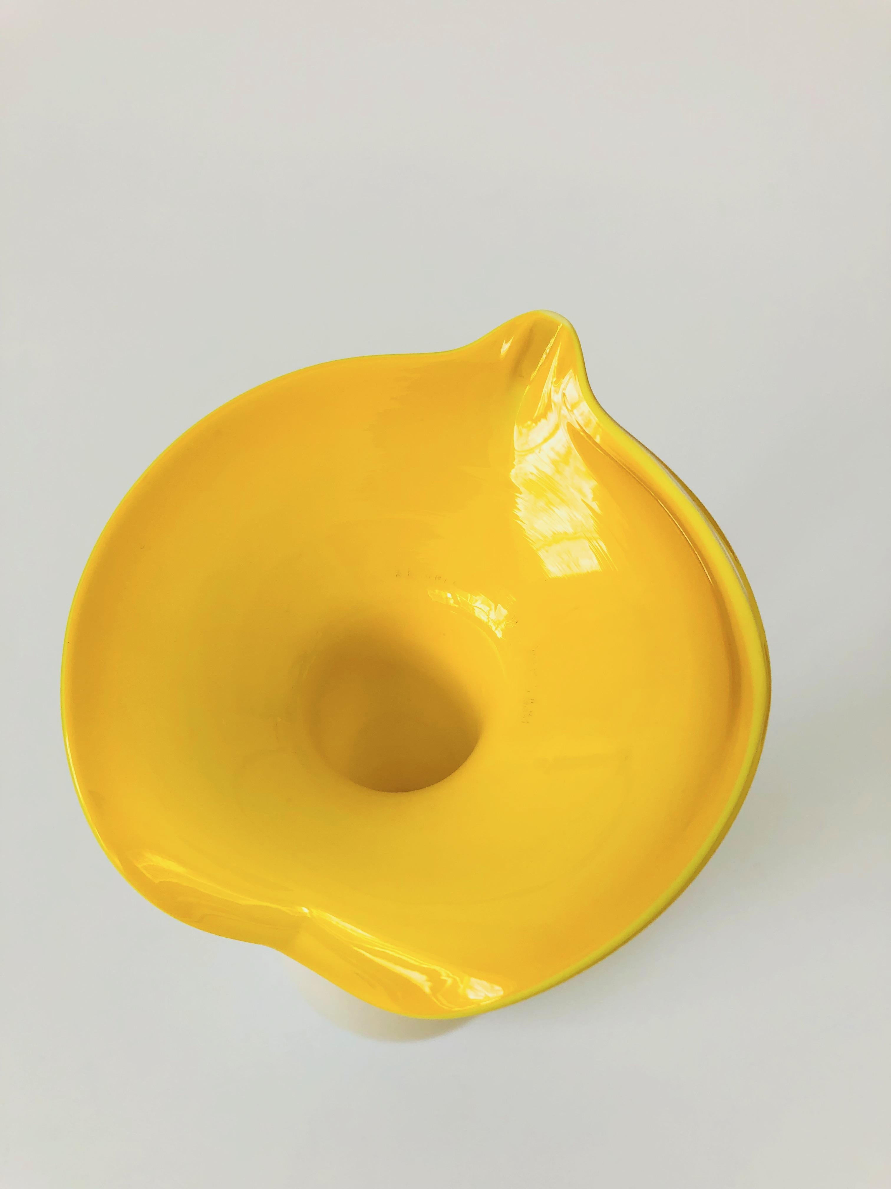 Vintage Yellow Cased Glass Lily Vase In Good Condition For Sale In Vallejo, CA