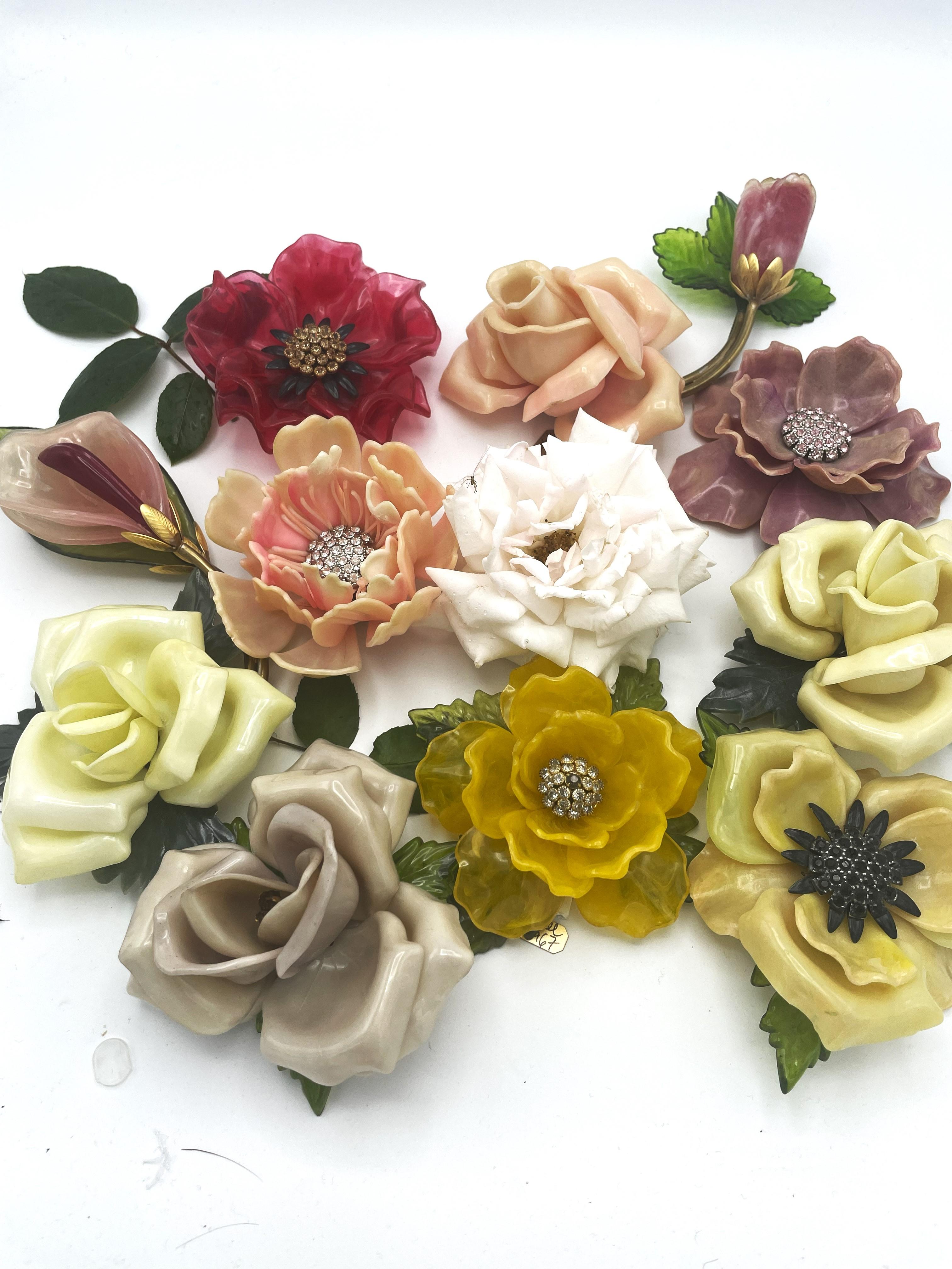 Broche vintage en celluloïd jaune sur feuilles vertes, États-Unis, années 1970 en vente 1