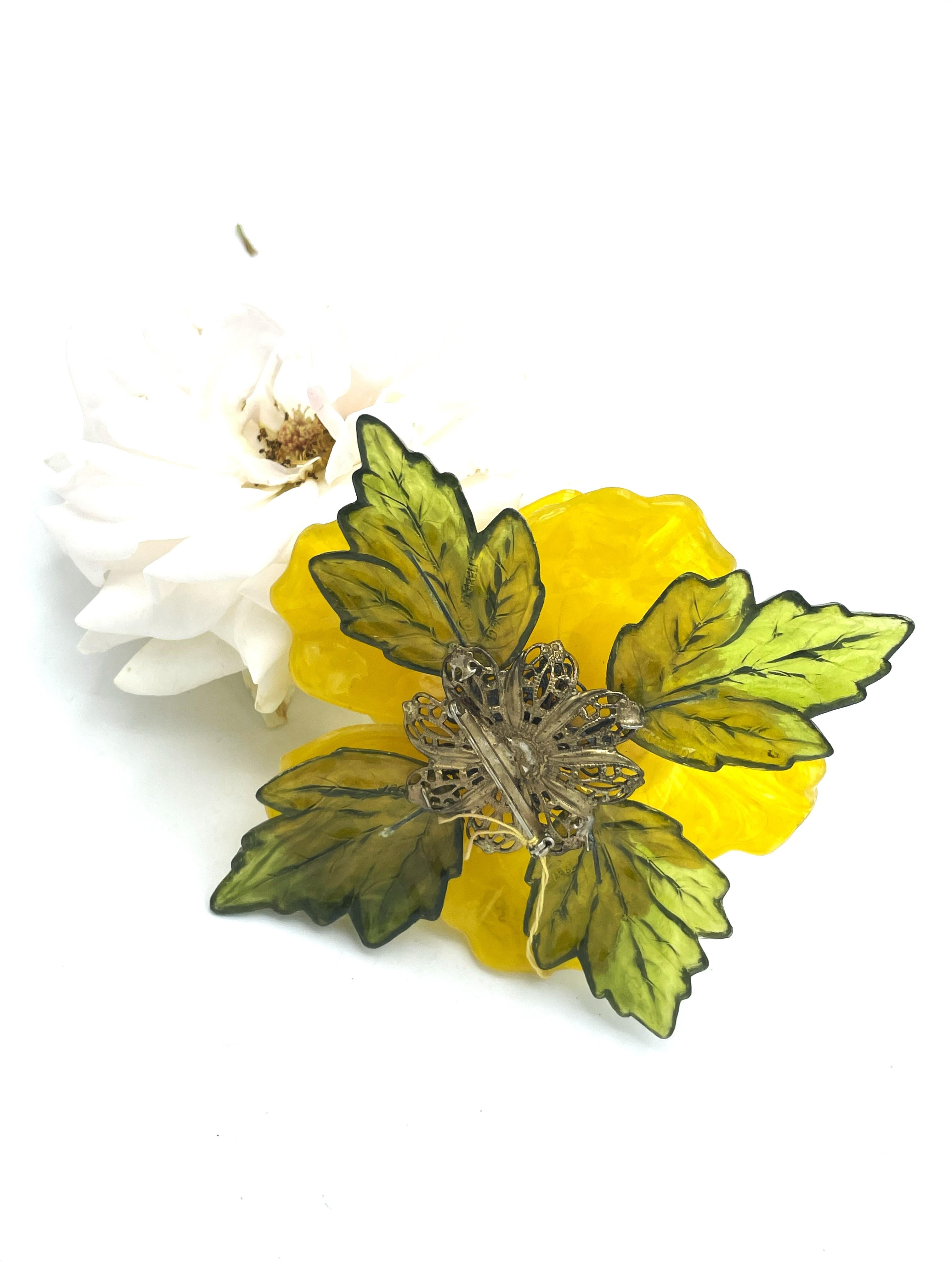 Broche vintage en celluloïd jaune sur feuilles vertes, États-Unis, années 1970 en vente 4