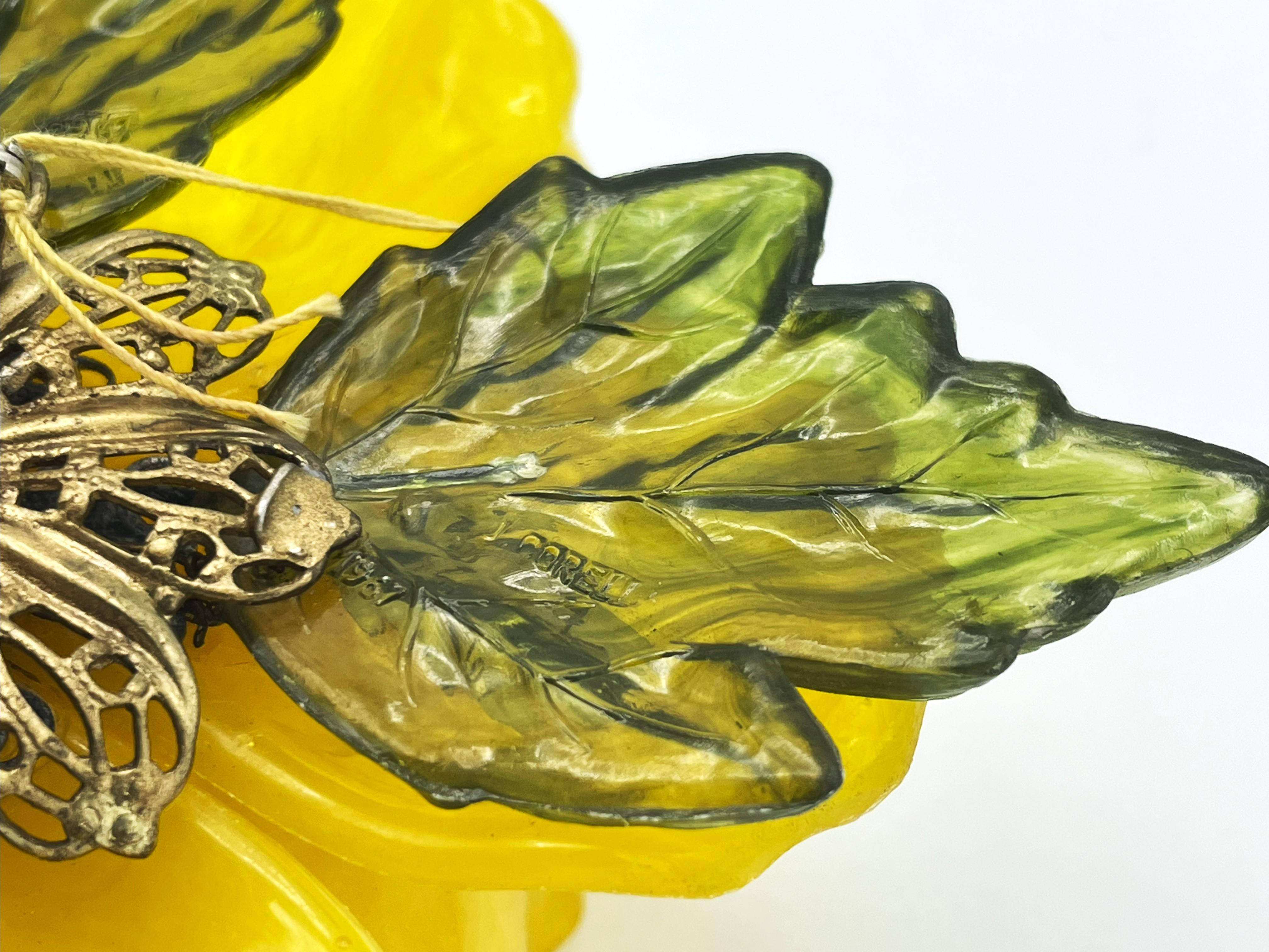 Broche vintage en celluloïd jaune sur feuilles vertes, États-Unis, années 1970 en vente 5