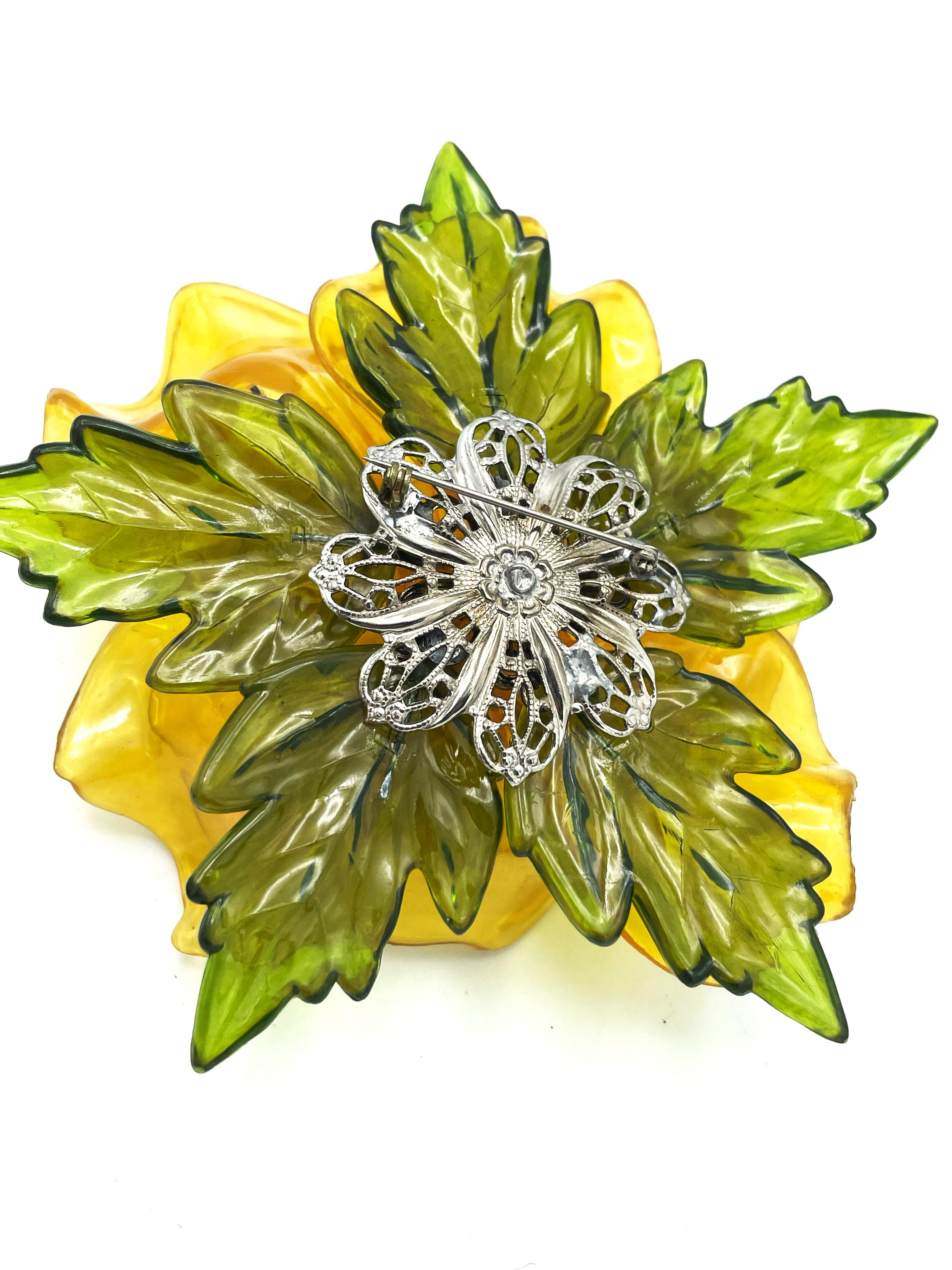 Moderne Broche vintage en celluloïd jaune sur feuilles vertes, États-Unis, années 1970 en vente