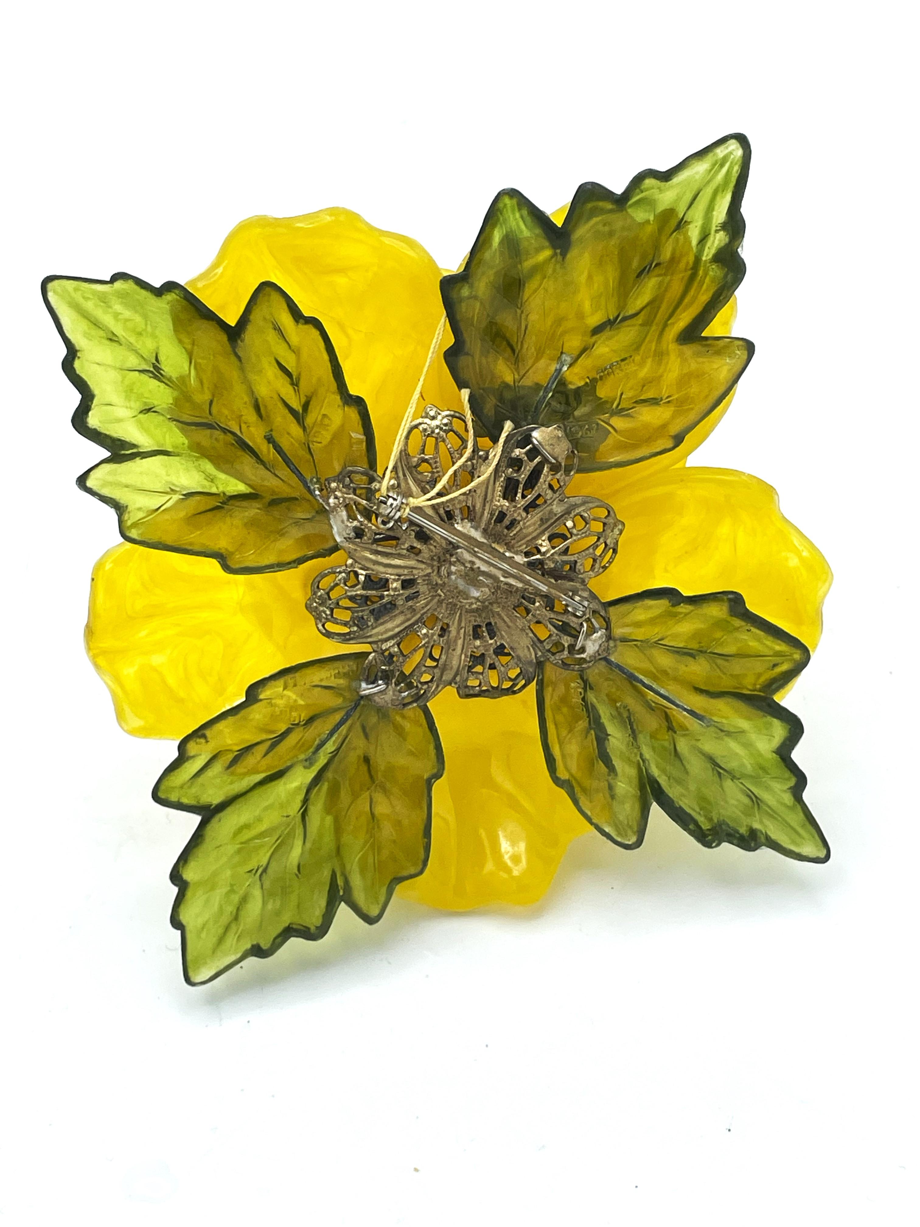 Broche vintage en celluloïd jaune sur feuilles vertes, États-Unis, années 1970 Pour femmes en vente