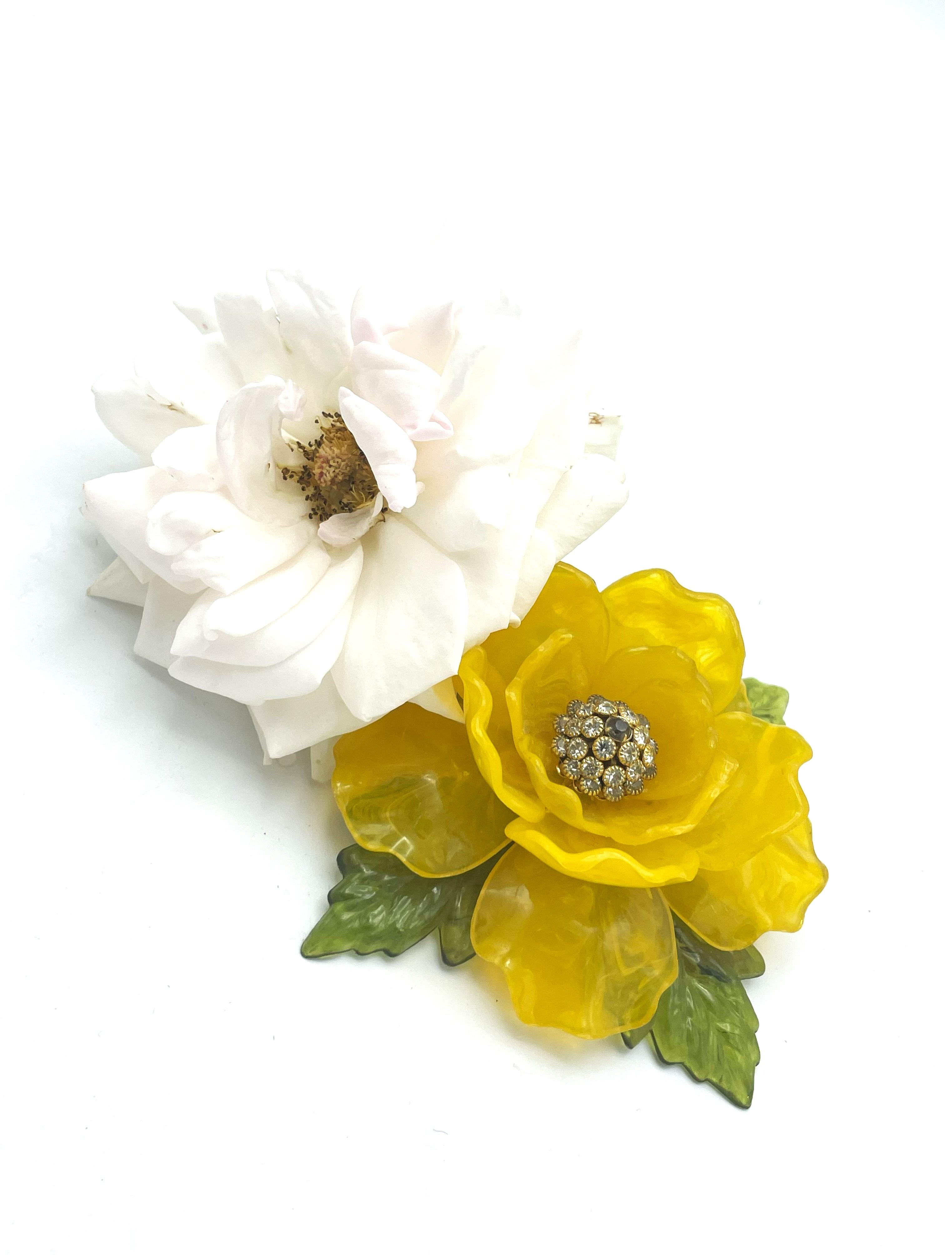 Broche vintage en celluloïd jaune sur feuilles vertes, États-Unis, années 1970 en vente 3