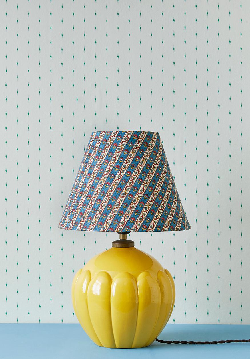France, 1960's

Yellow ceramic table lamp with customized, striped shade by The Apartment.

H 40 x Ø 26 cm