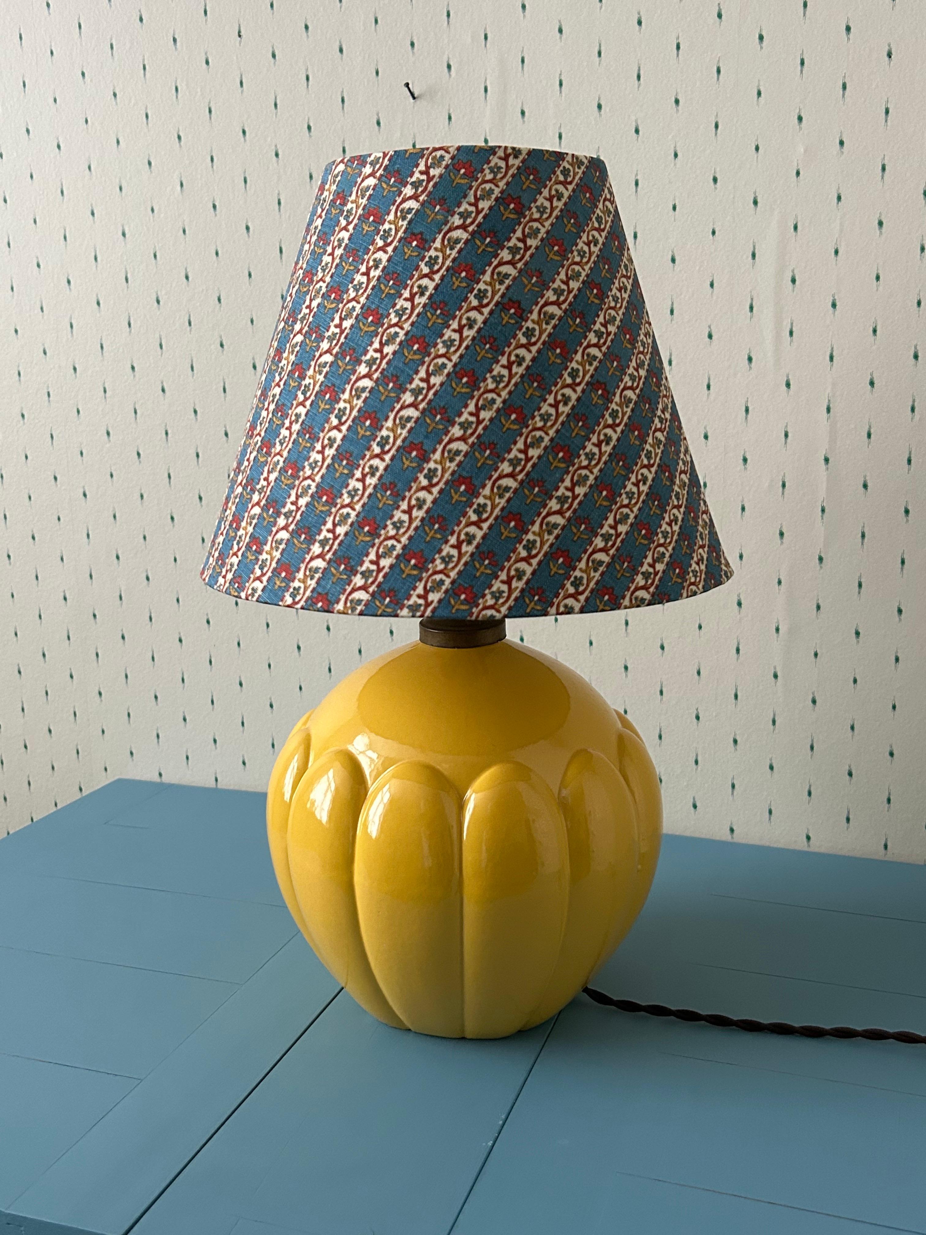 Vintage Yellow Ceramic Table Lamp with Customized Striped Shade, France, 1960s In Good Condition For Sale In Copenhagen K, DK
