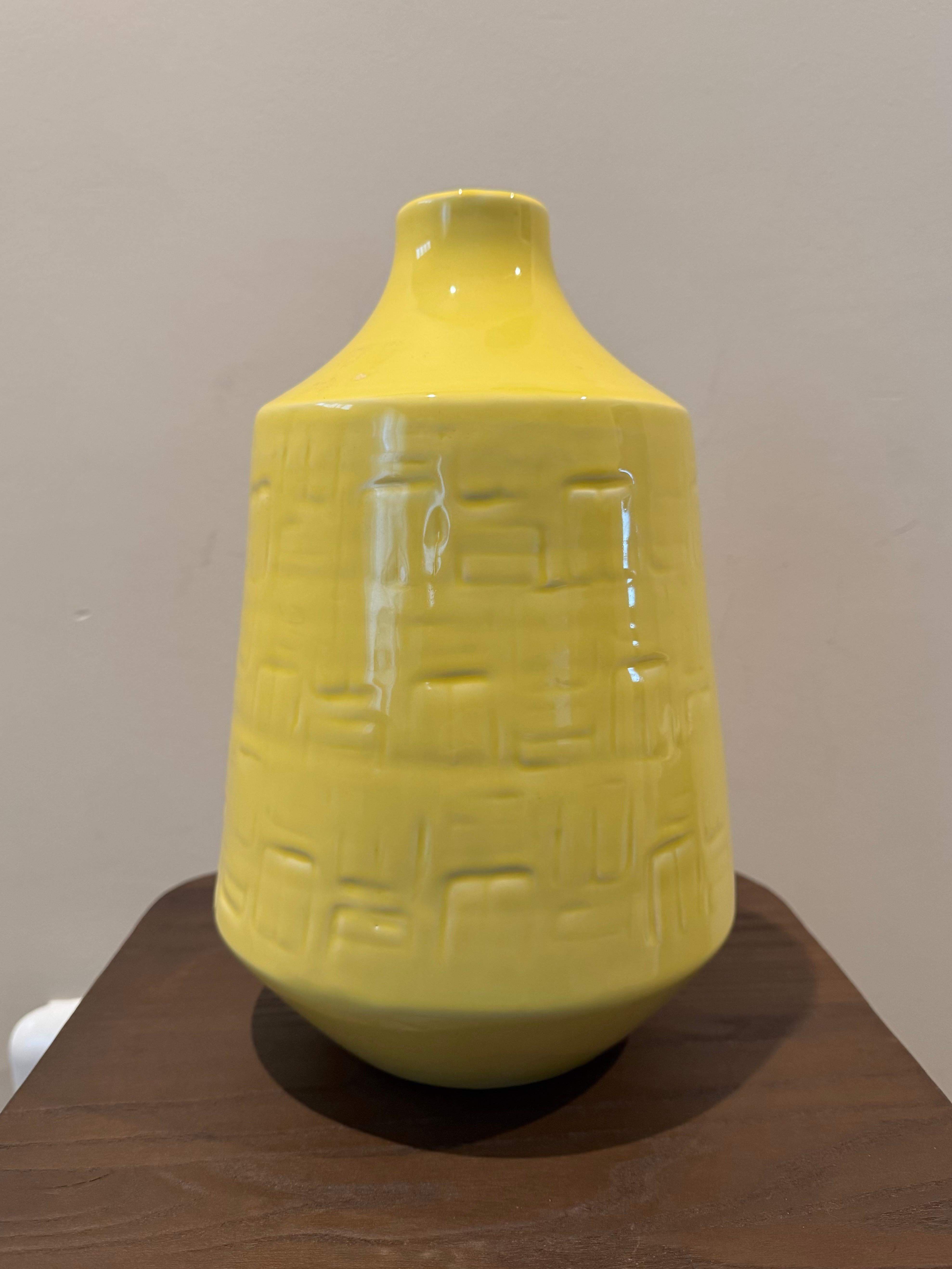 🌟 Élevez votre espace avec l'Elegance Italienne : Vase Ceramiche Tadinate 🌟

Illuminez votre intérieur avec ce superbe vase jaune, véritable chef-d'œuvre de la célèbre marque de céramique italienne, Ceramiche Tadinate.

Cette pièce exquise