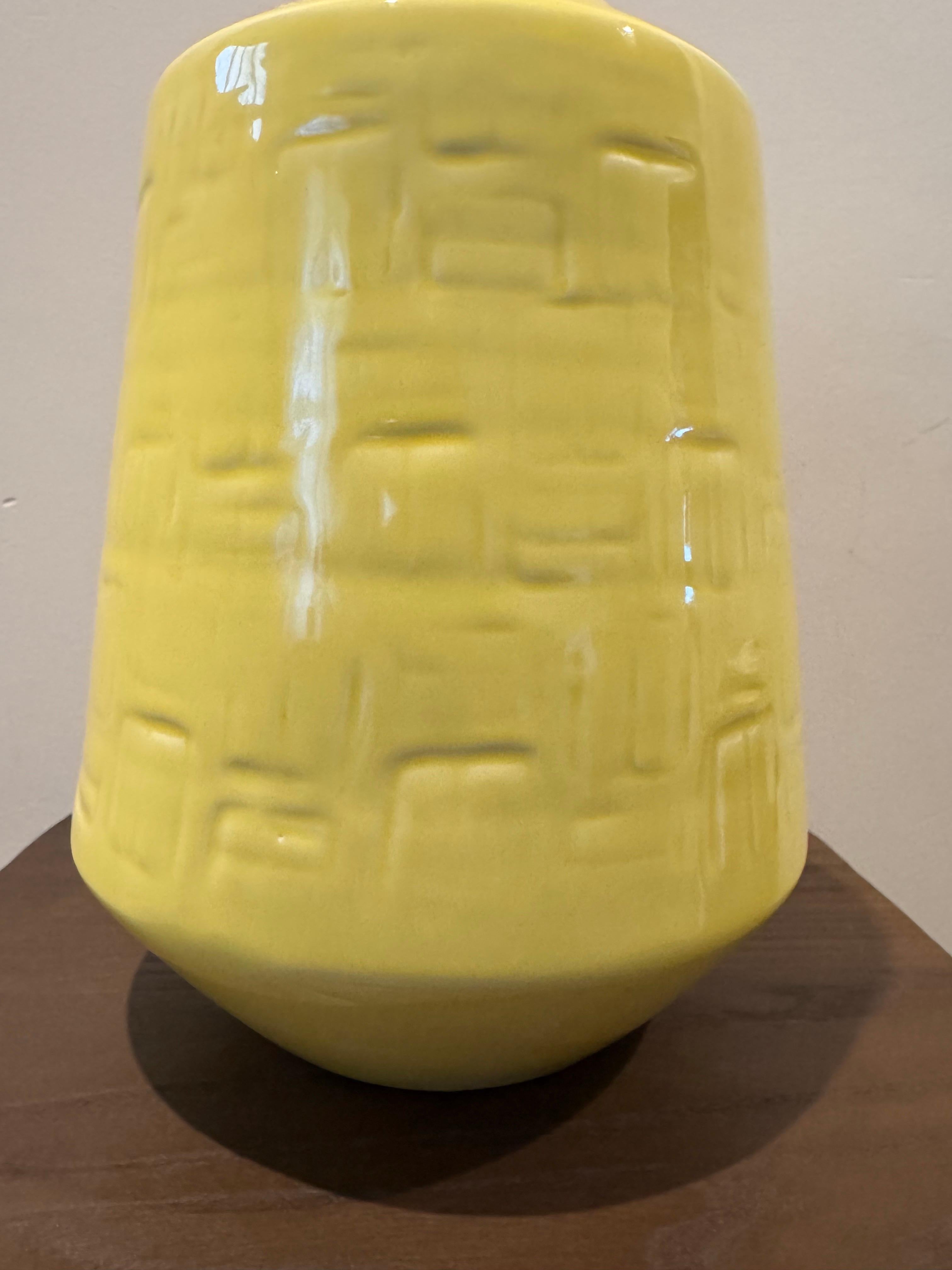 Mid-Century Modern Vase jaune Céramiche Tadinate, fabriqué en Italie en vente