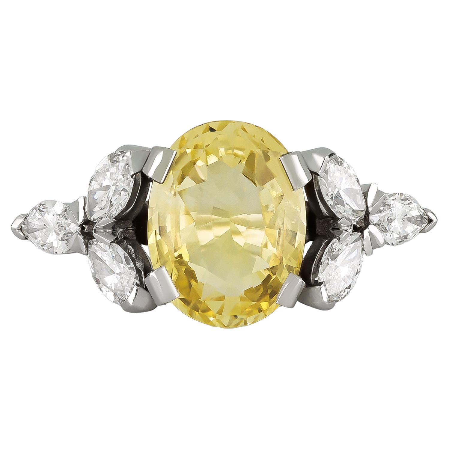 Anello vintage con zaffiro giallo di Ceylon e diamanti, circa 1960.