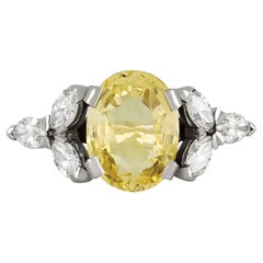 Bague vintage en saphir jaune de Circa Vintage et diamants, circa 1960.