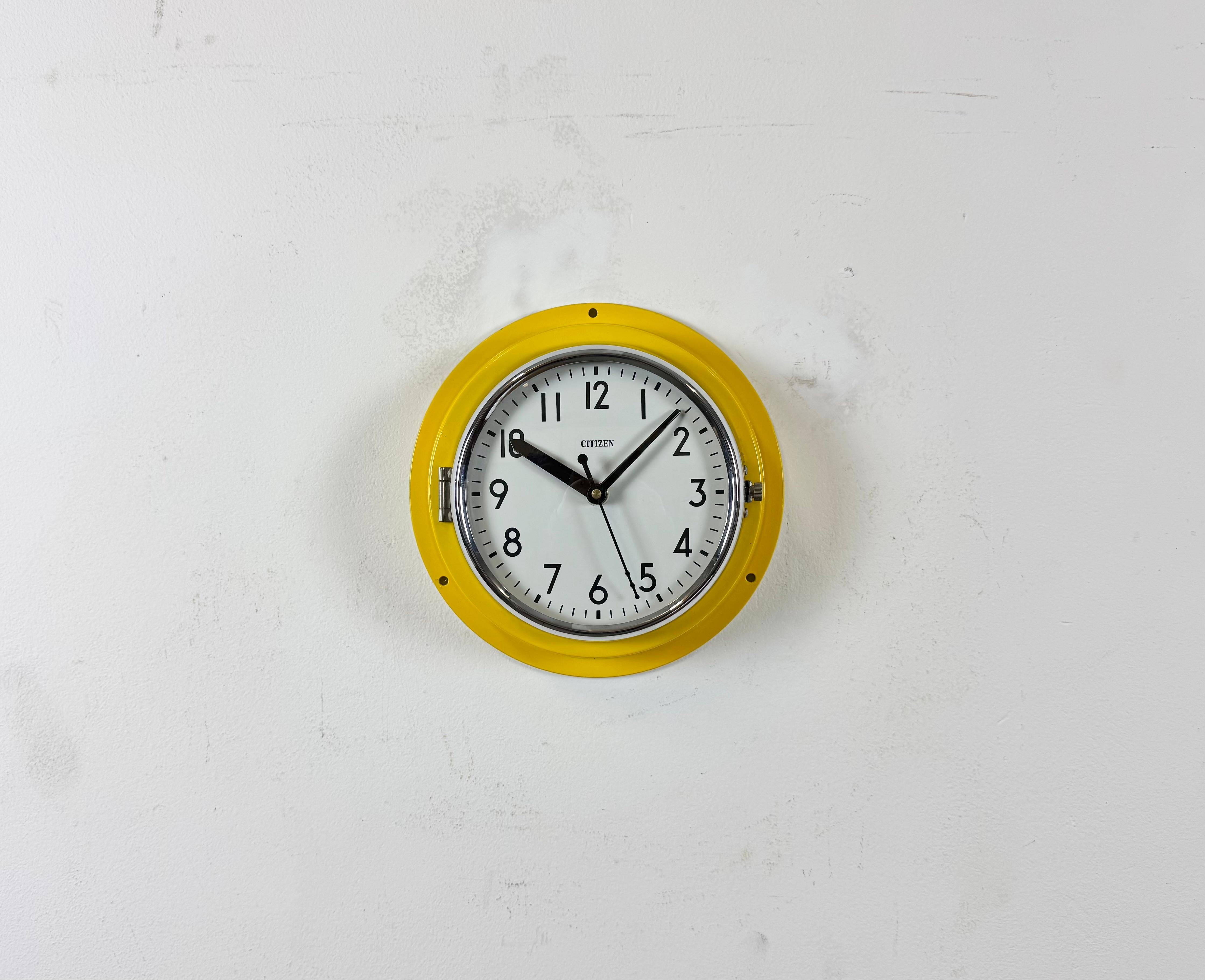 Reloj esclavo marítimo Citizen vintage diseñado durante la década de 1970 y producido hasta la década de 1990. Estos relojes se utilizaban en los grandes petroleros y cargueros japoneses. Presenta un marco de metal amarillo, una esfera de hierro y