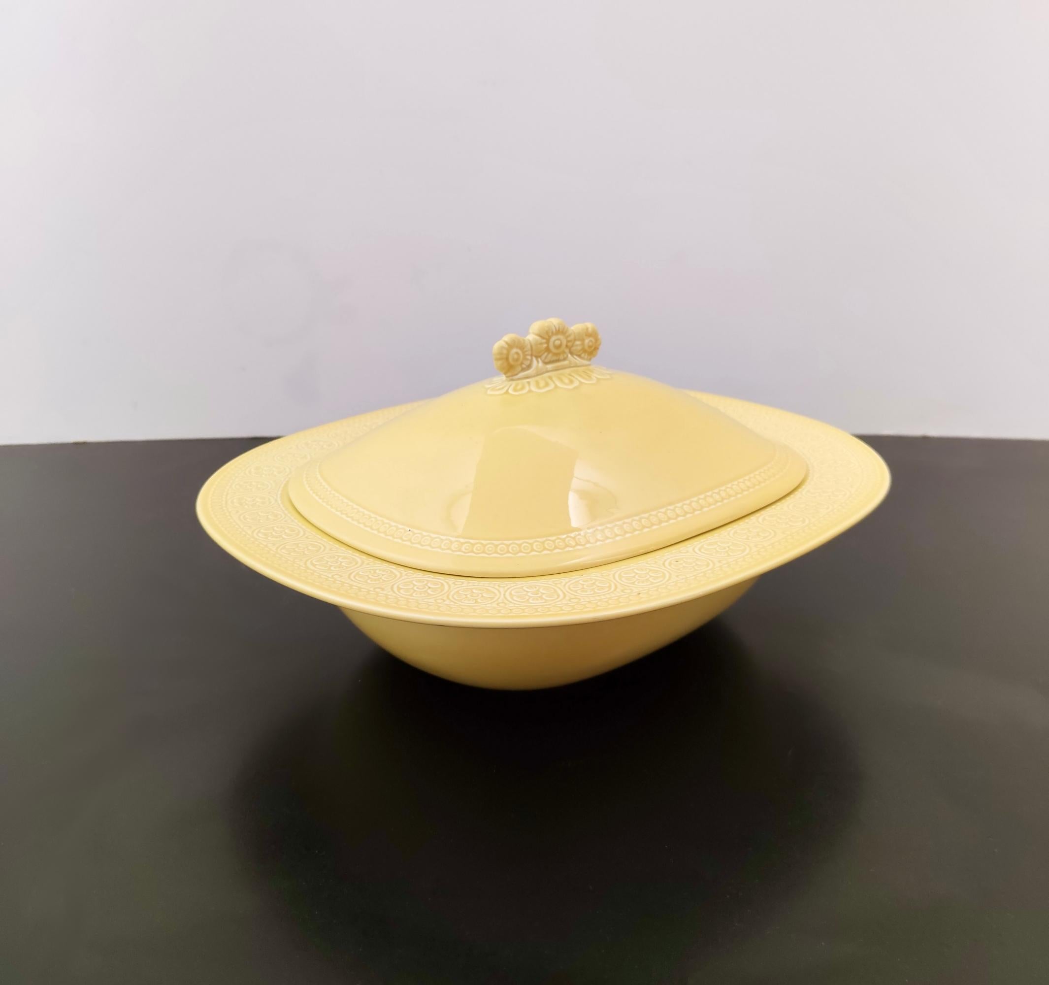 Fabriqué en Italie, 1965. 
Cette coupe de centre de table est fabriquée en faïence laquée jaune avec des décorations à bossages.
Il s'agit d'un article d'époque, qui peut donc présenter de légères traces d'utilisation, mais qui peut être considéré