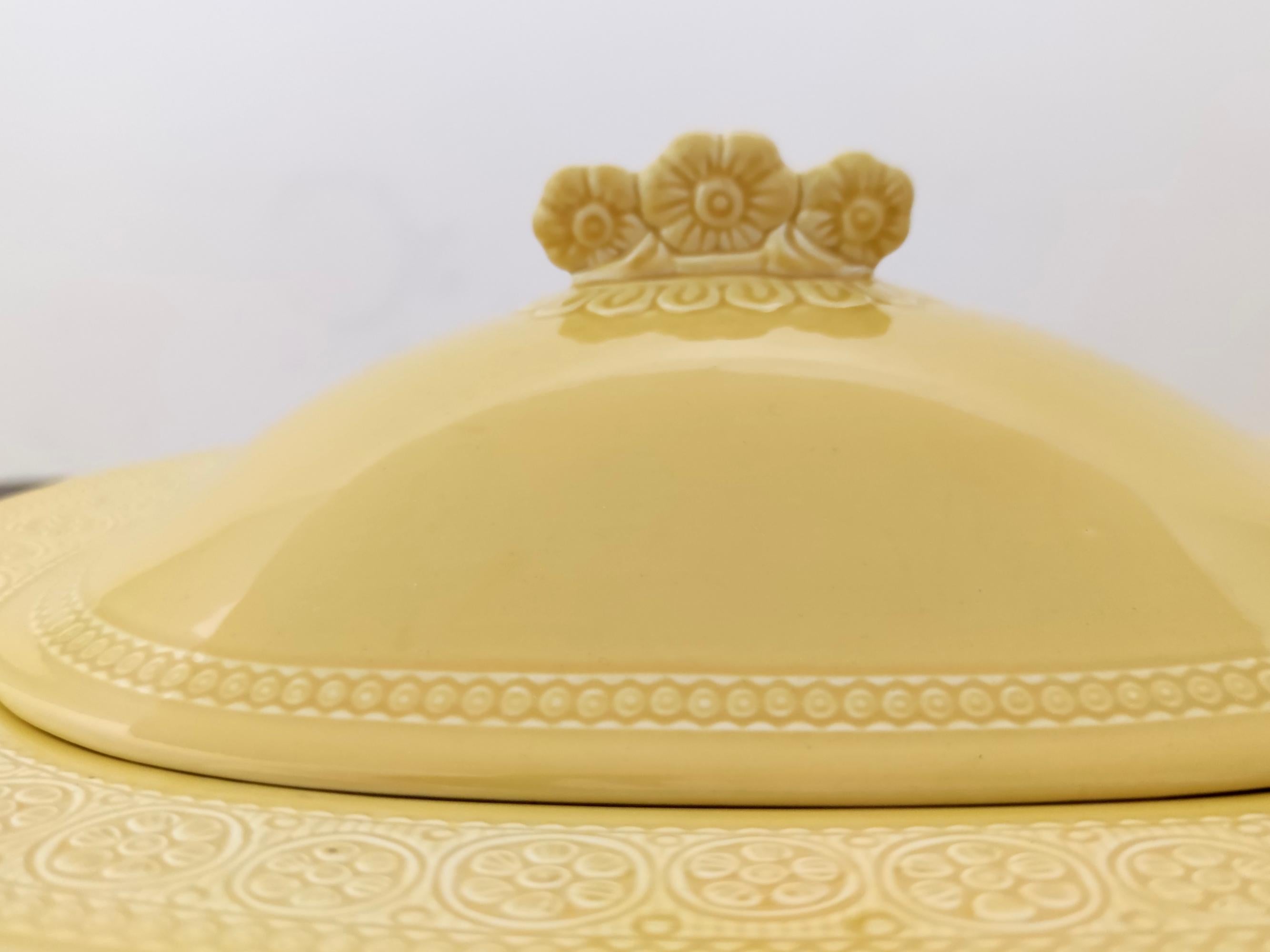 Milieu du XXe siècle Centre de service vintage en faïence jaune d'Antonia Campi pour Laveno, Italie en vente