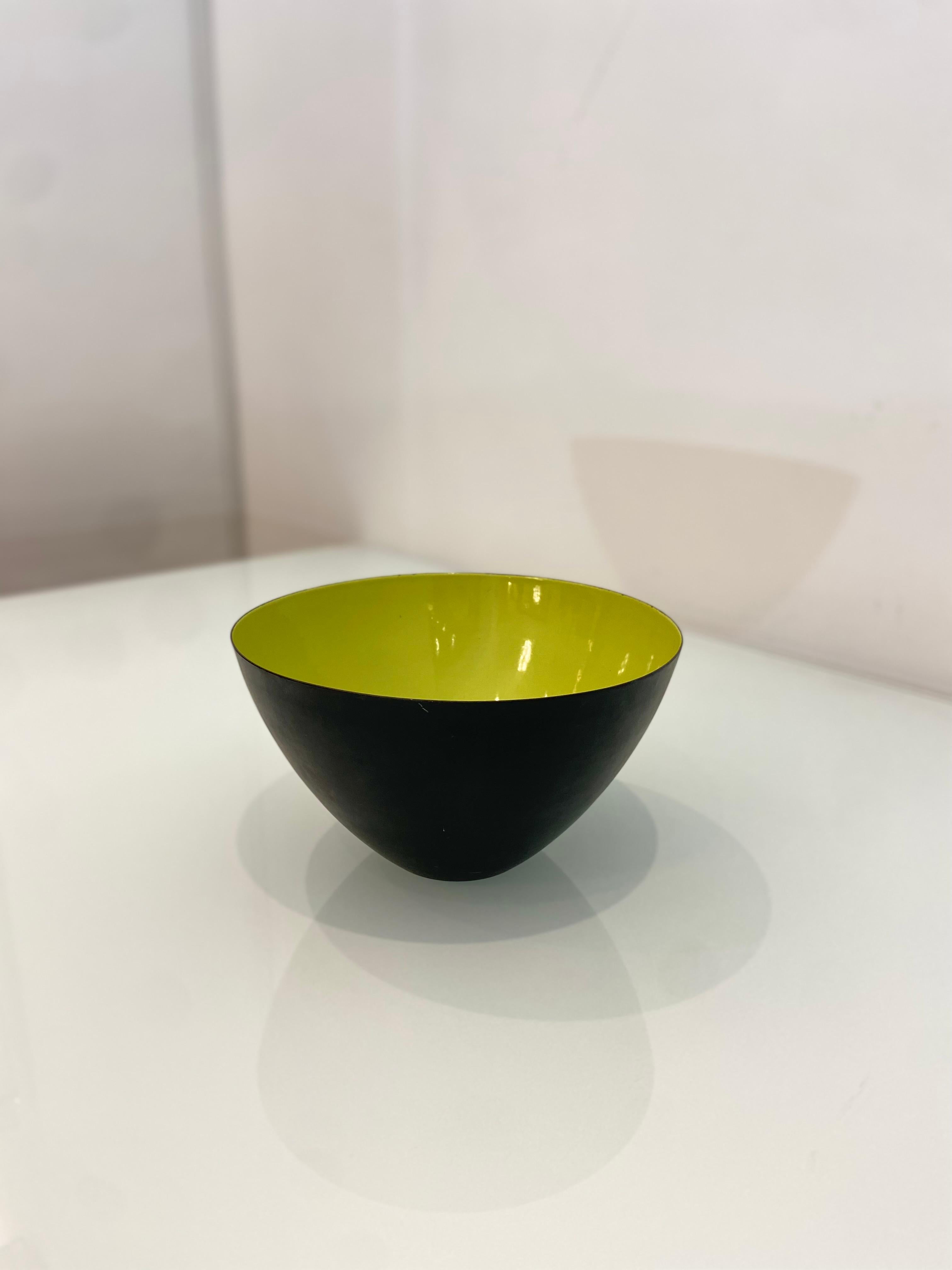 Un bol Krenit vintage en acier noir et centre émaillé jaune vif par Herbert Krenchel Circa 1960's. 

Le bol danois 