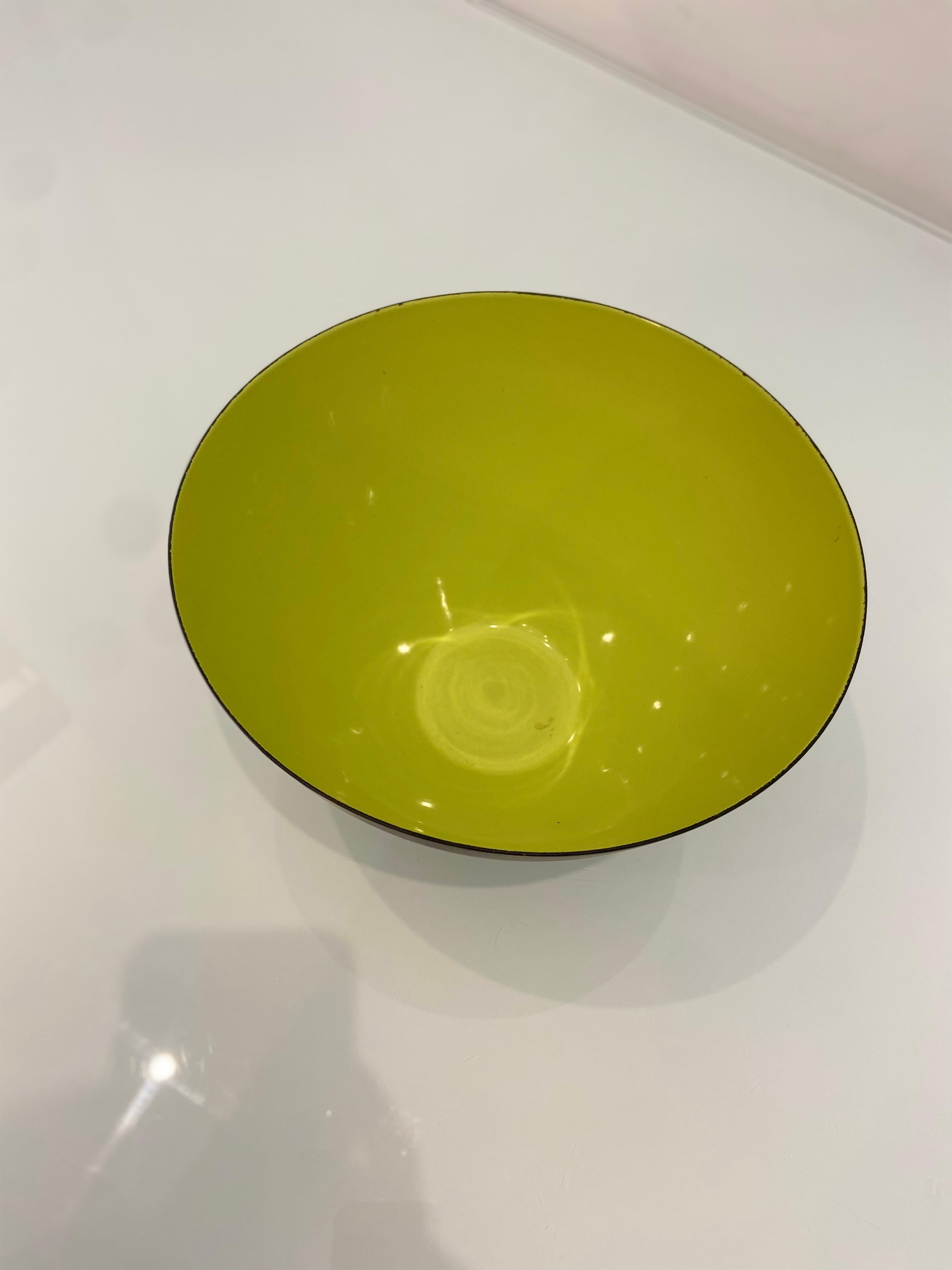 Mid-Century Modern Bol Krenit vintage en émail jaune par Herbert Krenchel, vers les années 1960.