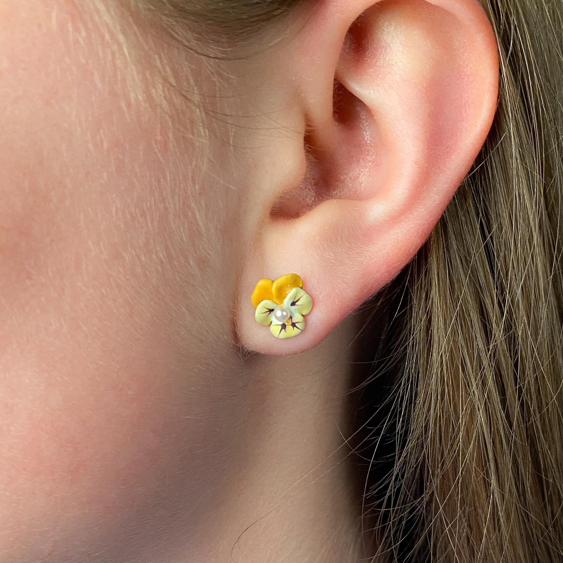 Boucles d'oreilles Pensée en émail jaune d'époque en or 14k en vente 2