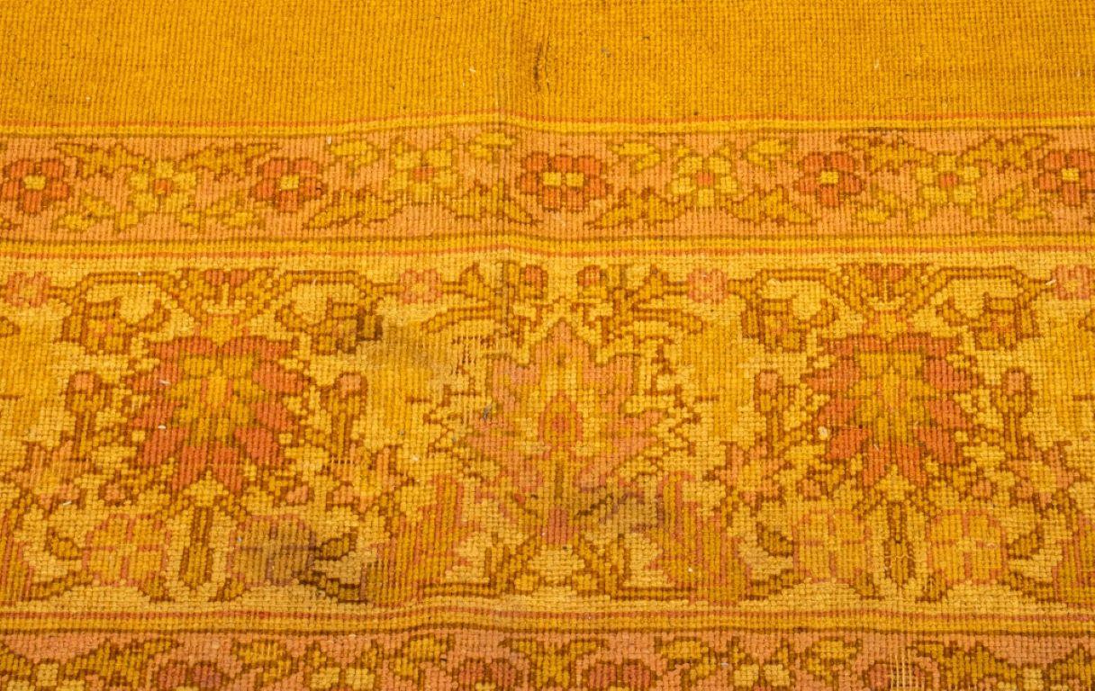 Gelber Vintage-Teppich mit Blumenmotiv, 7' x 4' im Zustand „Gut“ im Angebot in New York, NY