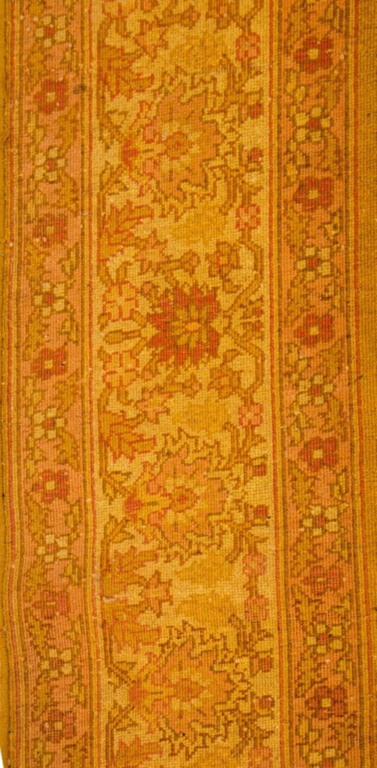 Gelber Vintage-Teppich mit Blumenmotiv, 7' x 4' (20. Jahrhundert) im Angebot