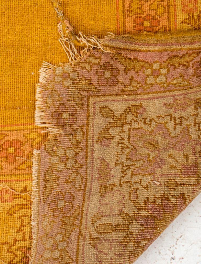 Gelber Vintage-Teppich mit Blumenmotiv, 7' x 4' (Wolle) im Angebot