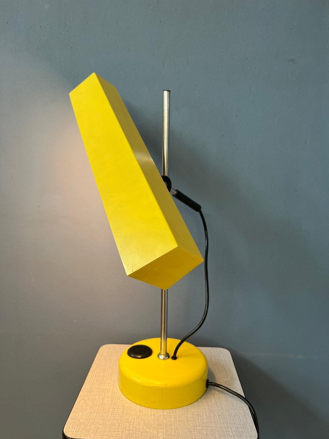 Lampe de table jaune fluorescente de l'ère spatiale très spéciale. La lampe peut être positionnée de la manière souhaitée, voir les photos. L'abat-jour peut également se déplacer de haut en bas sur la base. La lampe est livrée avec son tube