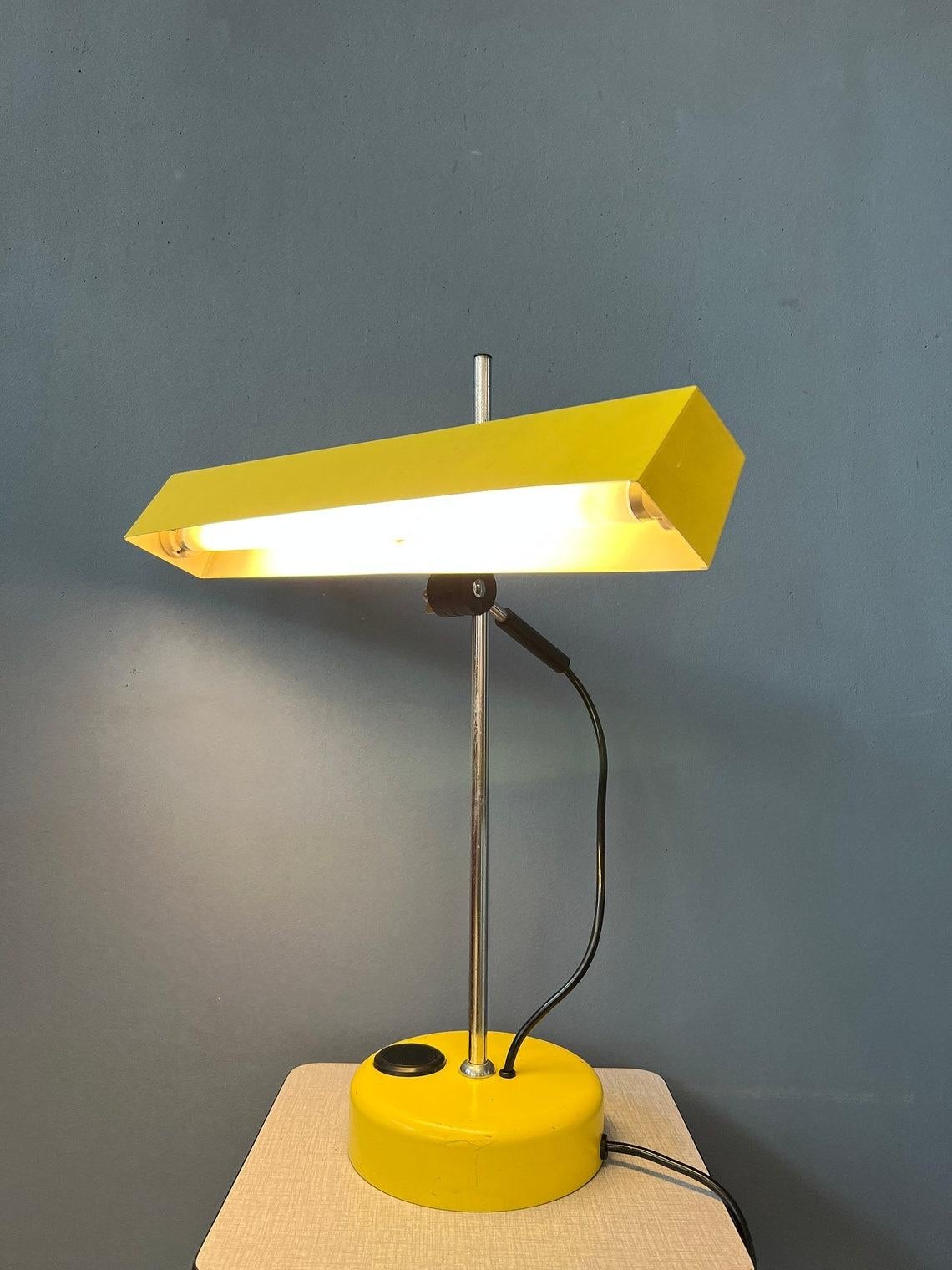 20ième siècle Lampe de bureau jaune fluorescente vintage, années 1970 en vente
