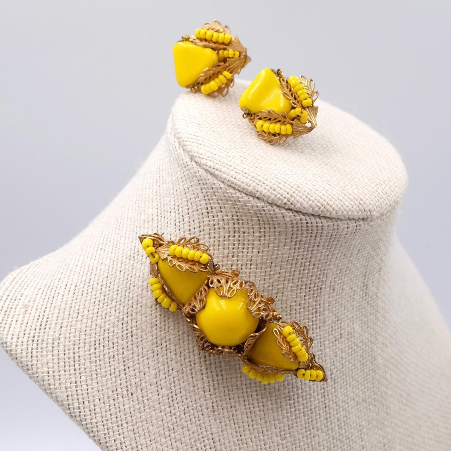 Year: 1960
Hallmark: Miriam Haskell
Dimensions: brooch L 2.75 in, clip-on earrings D 1.02 in
Materials: base metal, glass