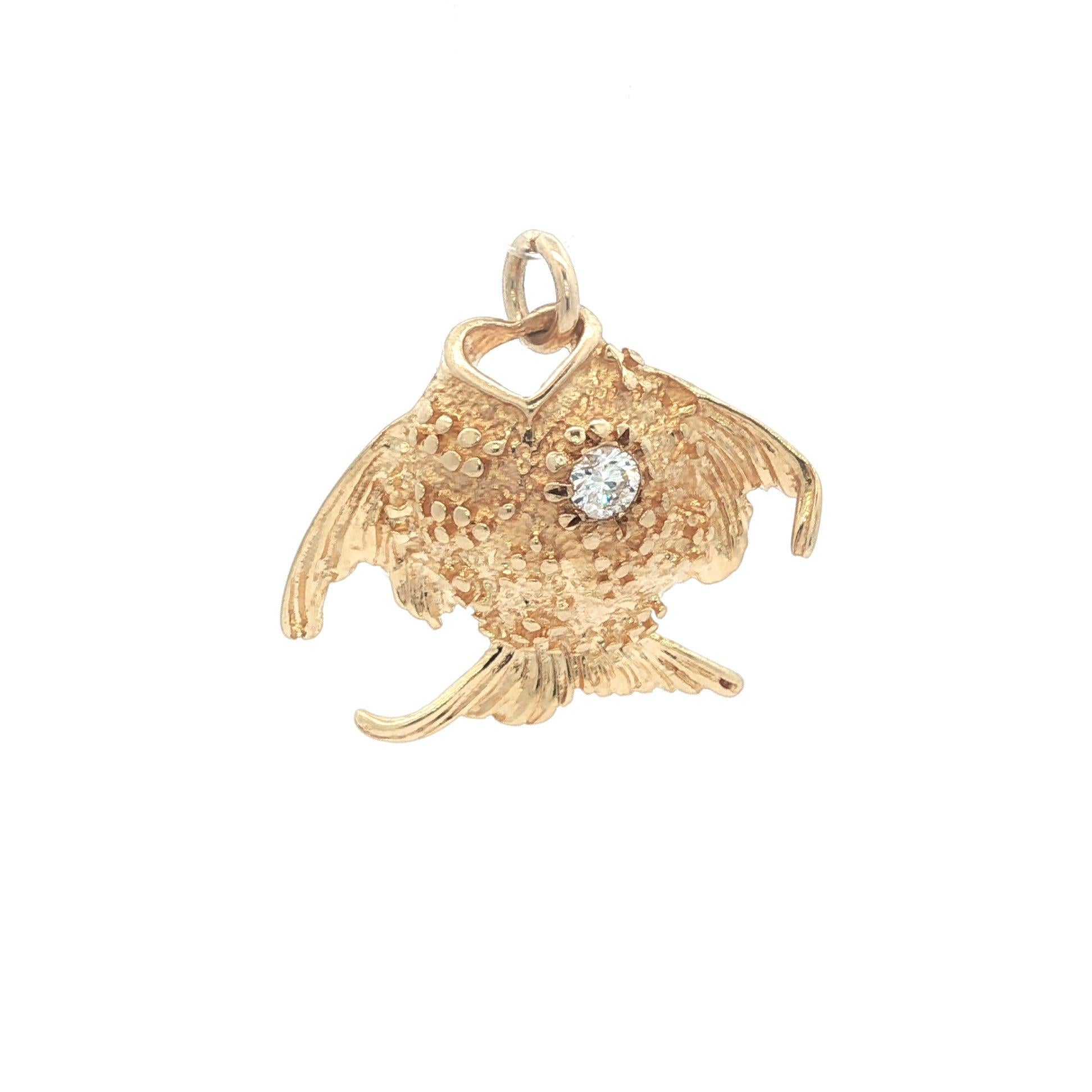 Taille brillant Pendentif en or jaune Vintage 0.10ct Diamond Detailed Puffer Fish Charm en vente
